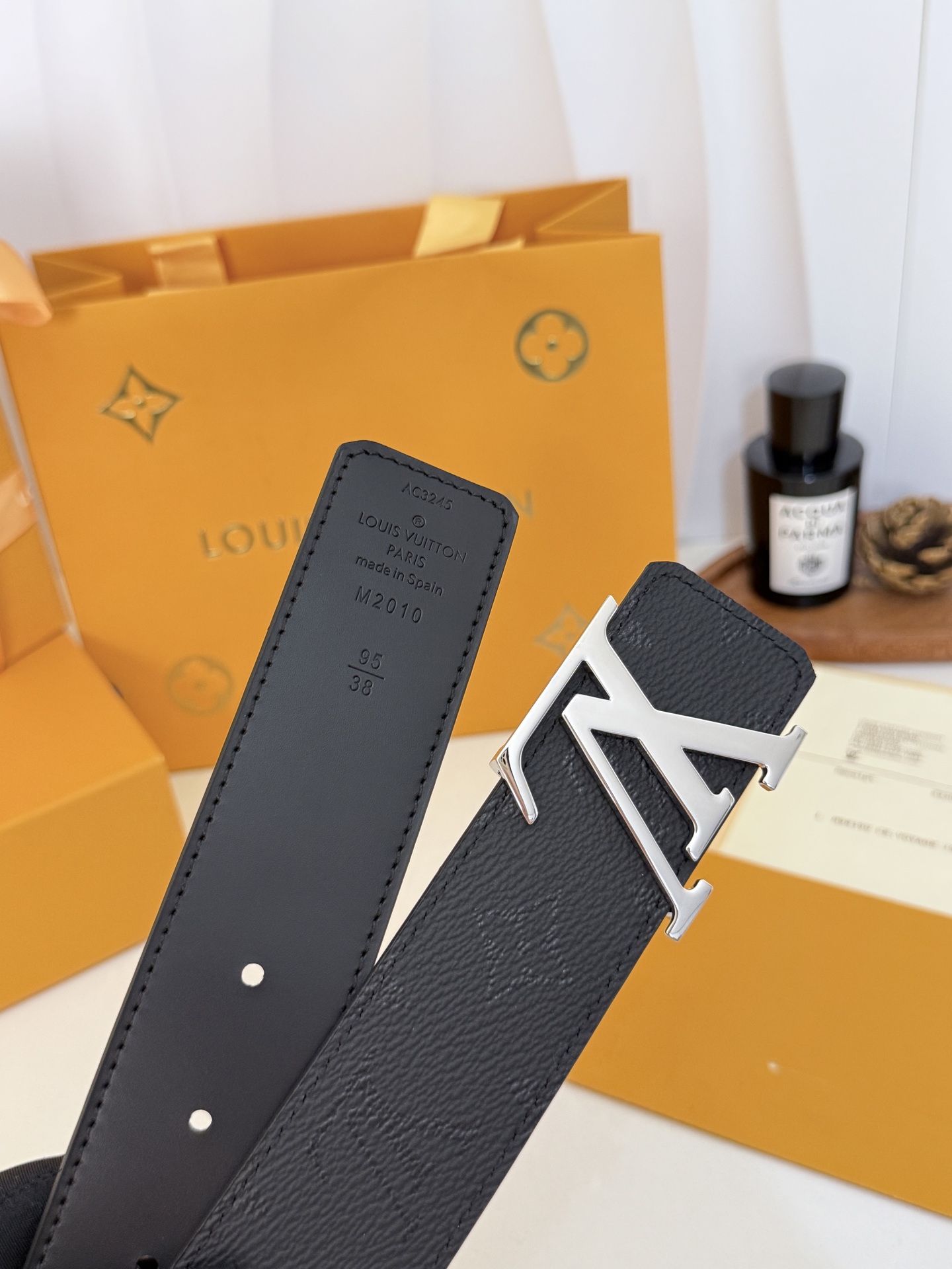 LV暗黑花亮银扣皮带|40mm标准宽度 LV Initiales Midhight 40 毫米双面腰带 LV暗黑花亮银扣皮带|40mm标准宽度 LV Initiales Midhight 40 毫米双面腰带