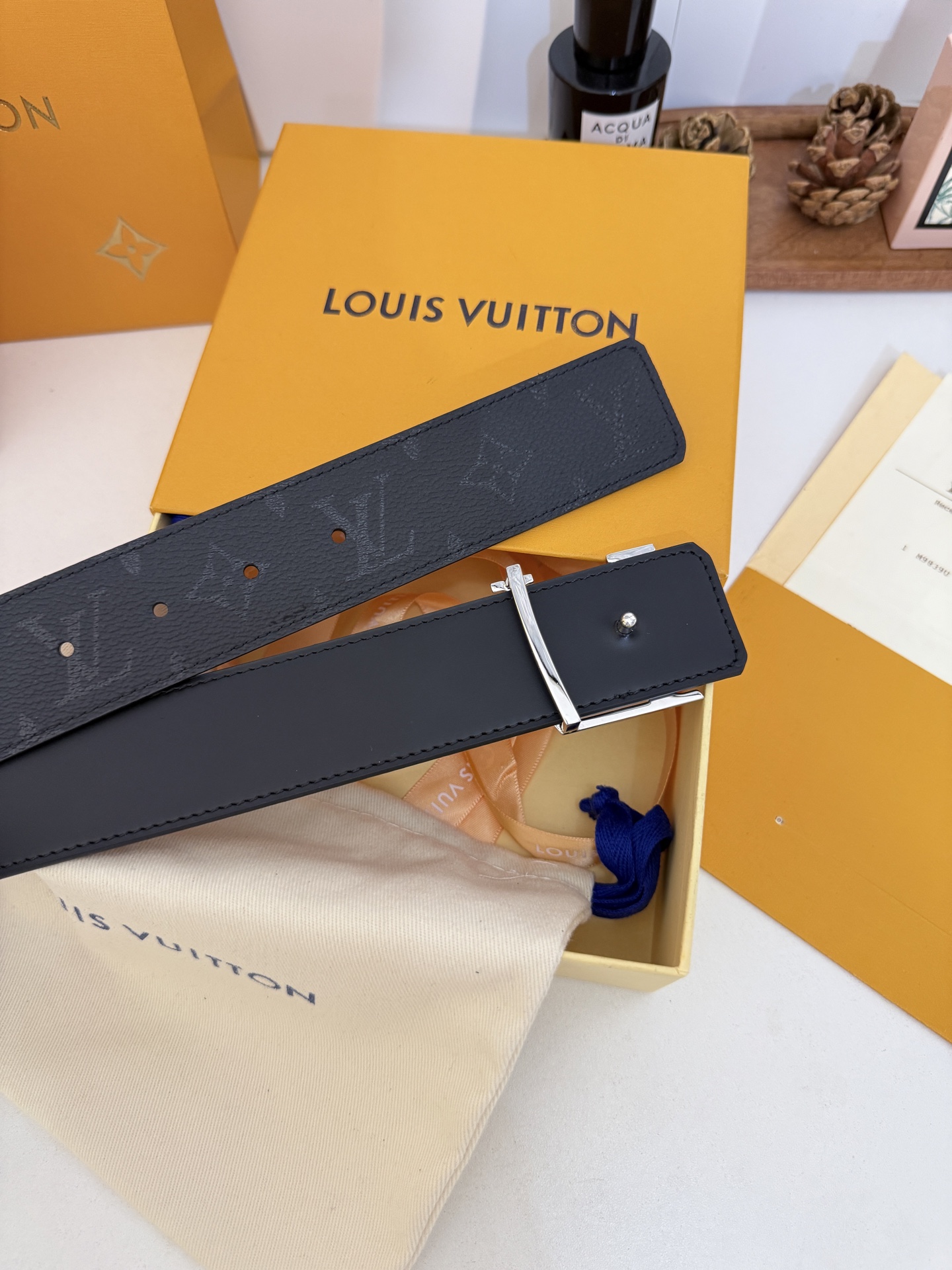 LV暗黑花亮银扣皮带|40mm标准宽度 LV Initiales Midhight 40 毫米双面腰带 LV暗黑花亮银扣皮带|40mm标准宽度 LV Initiales Midhight 40 毫米双面腰带