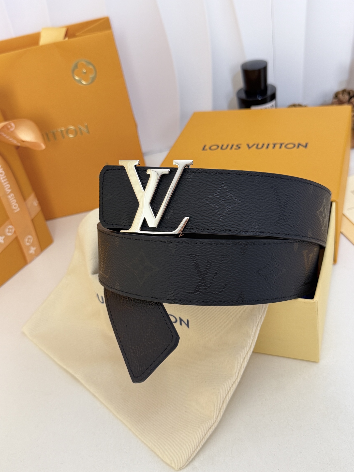 LV暗黑花亮银扣皮带｜40mm标准宽度          LV Initiales Midhight 40 毫米双面腰带