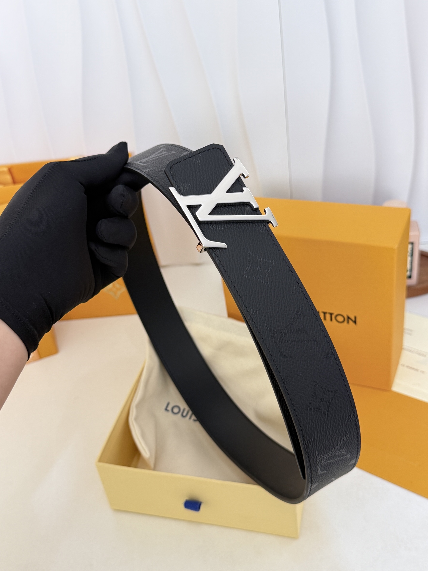 LV暗黑花亮银扣皮带|40mm标准宽度 LV Initiales Midhight 40 毫米双面腰带 LV暗黑花亮银扣皮带|40mm标准宽度 LV Initiales Midhight 40 毫米双面腰带