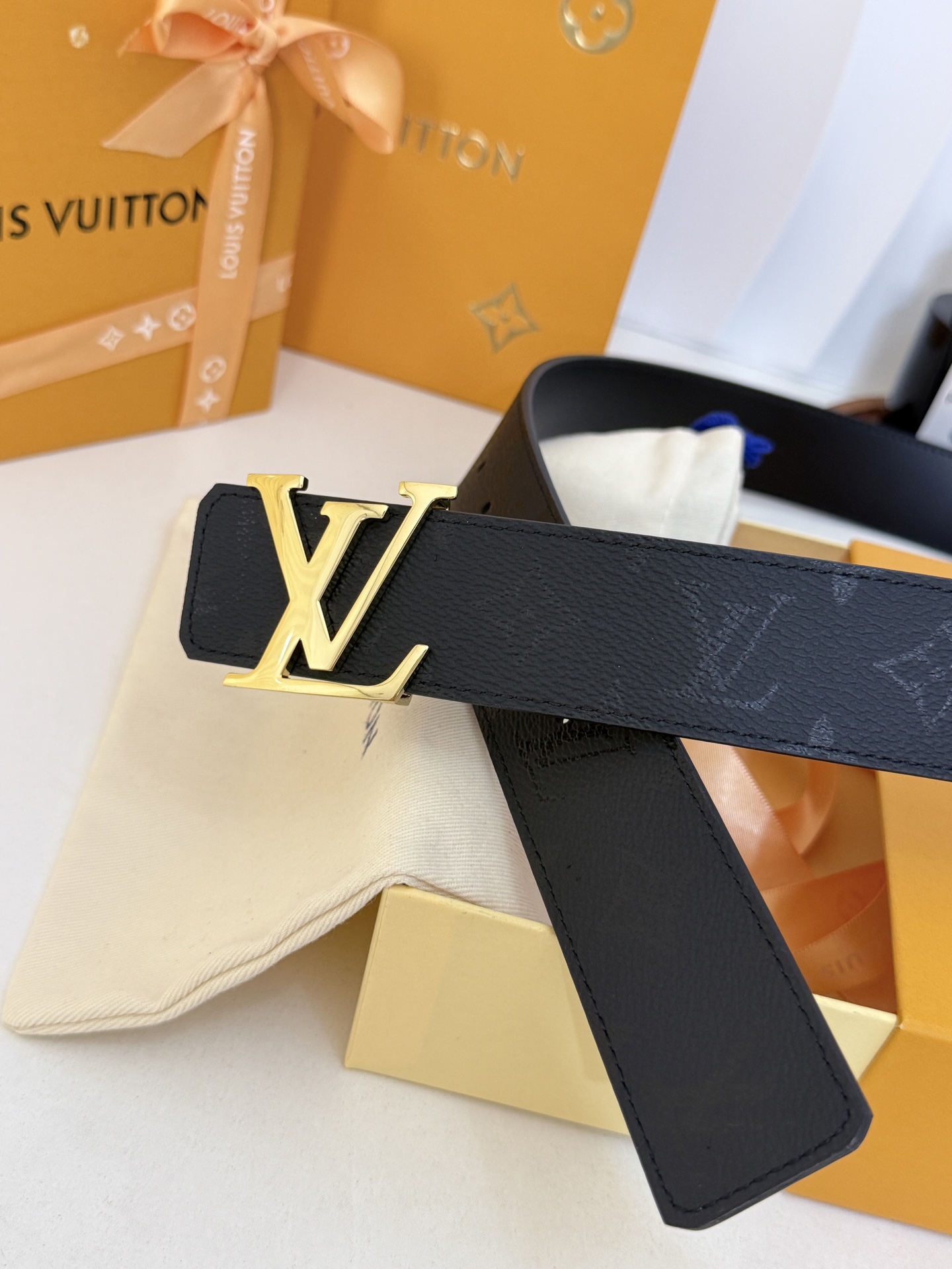 LV暗黑花亮金扣皮带|40mm标准宽度 LV Initiales Midhight 40 毫米双面腰带 LV暗黑花亮金扣皮带|40mm标准宽度 LV Initiales Midhight 40 毫米双面腰带