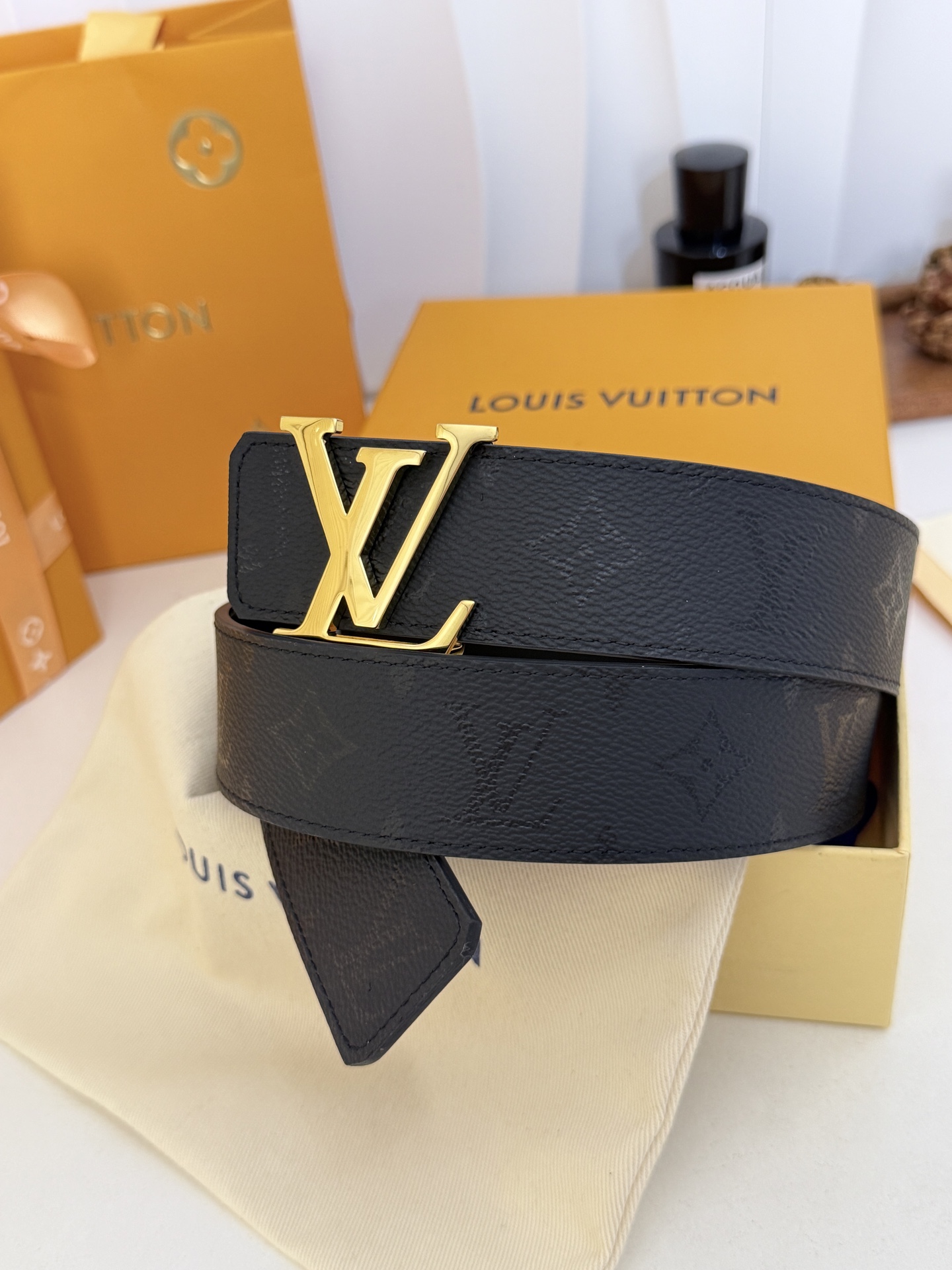 LV暗黑花亮金扣皮带｜40mm标准宽度          LV Initiales Midhight 40 毫米双面腰带