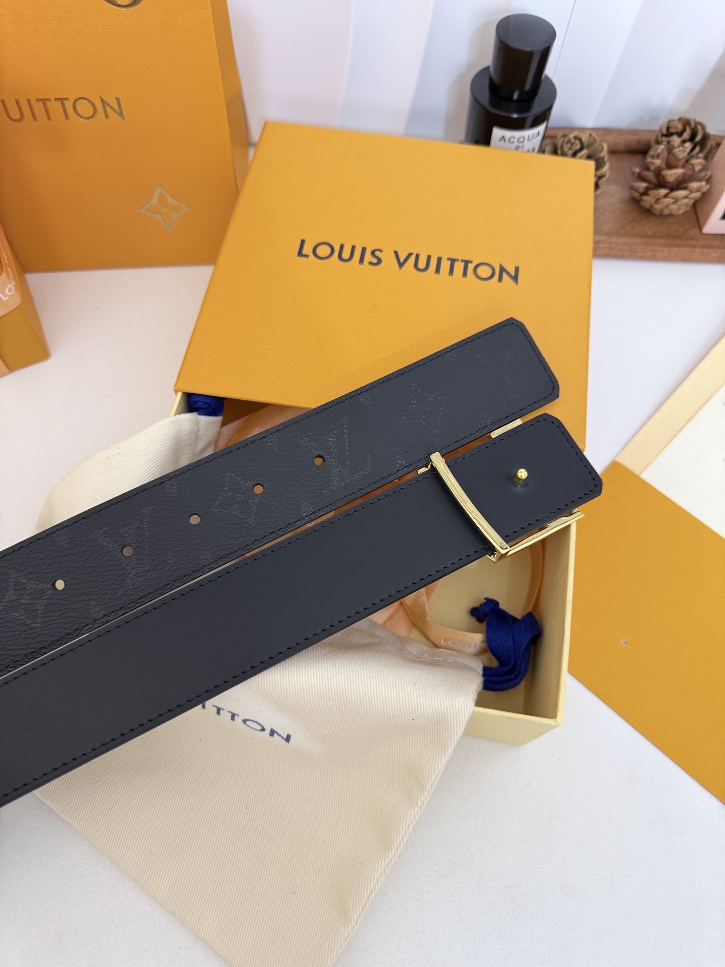 LV暗黑花亮金扣皮带|40mm标准宽度 LV Initiales Midhight 40 毫米双面腰带 LV暗黑花亮金扣皮带|40mm标准宽度 LV Initiales Midhight 40 毫米双面腰带