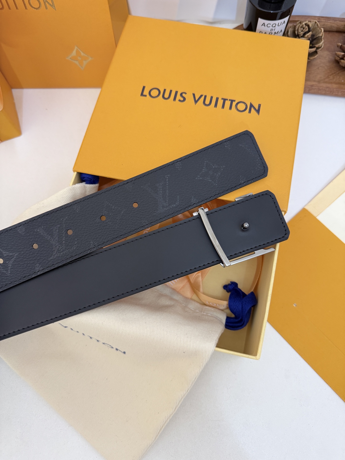 LV暗黑花亮枪扣皮带|40mm标准宽度 LV Initiales Midhight 40 毫米双面腰带 LV暗黑花亮枪扣皮带|40mm标准宽度 LV Initiales Midhight 40 毫米双面腰带