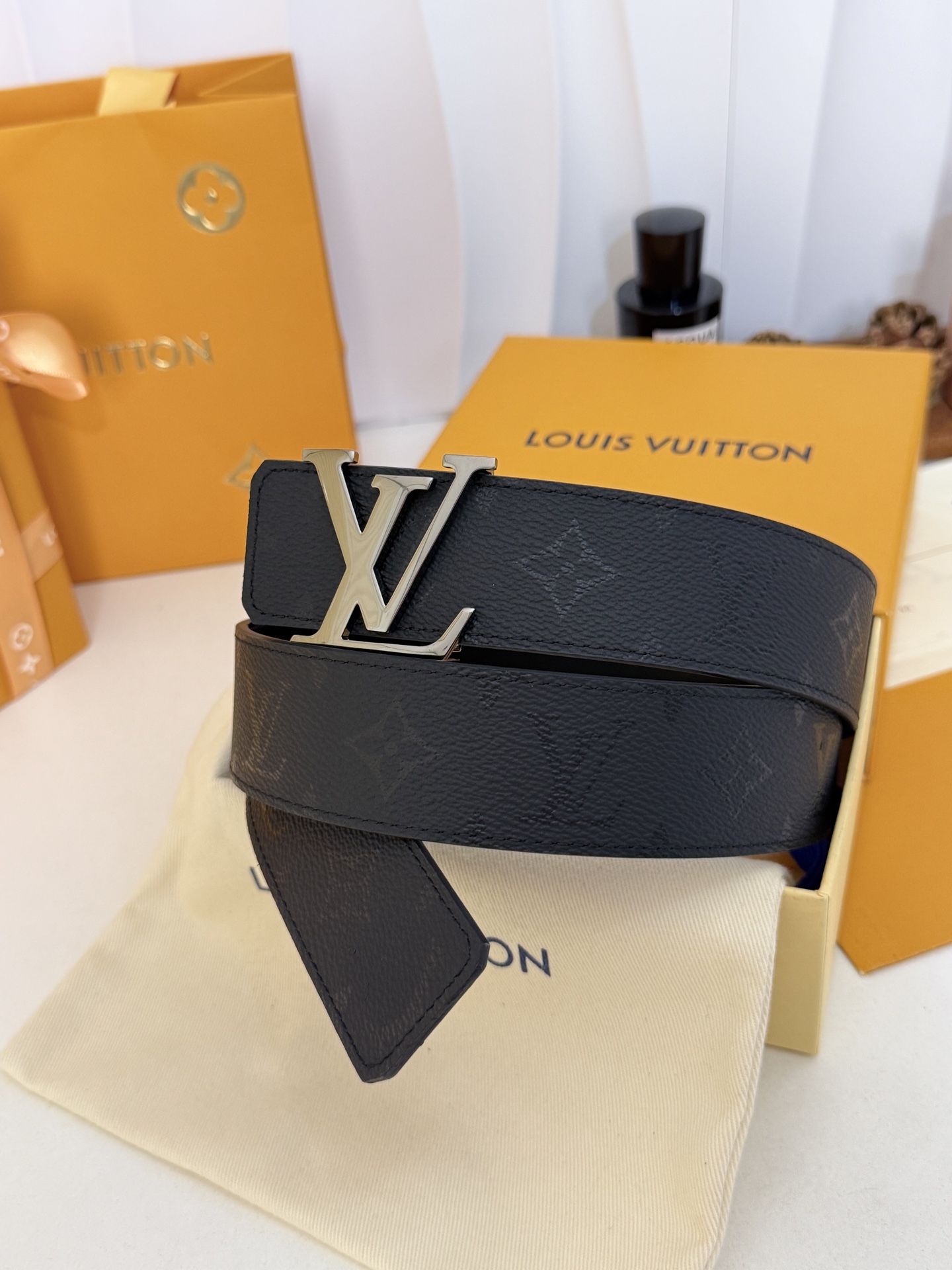 LV暗黑花亮枪扣皮带｜40mm标准宽度          LV Initiales Midhight 40 毫米双面腰带