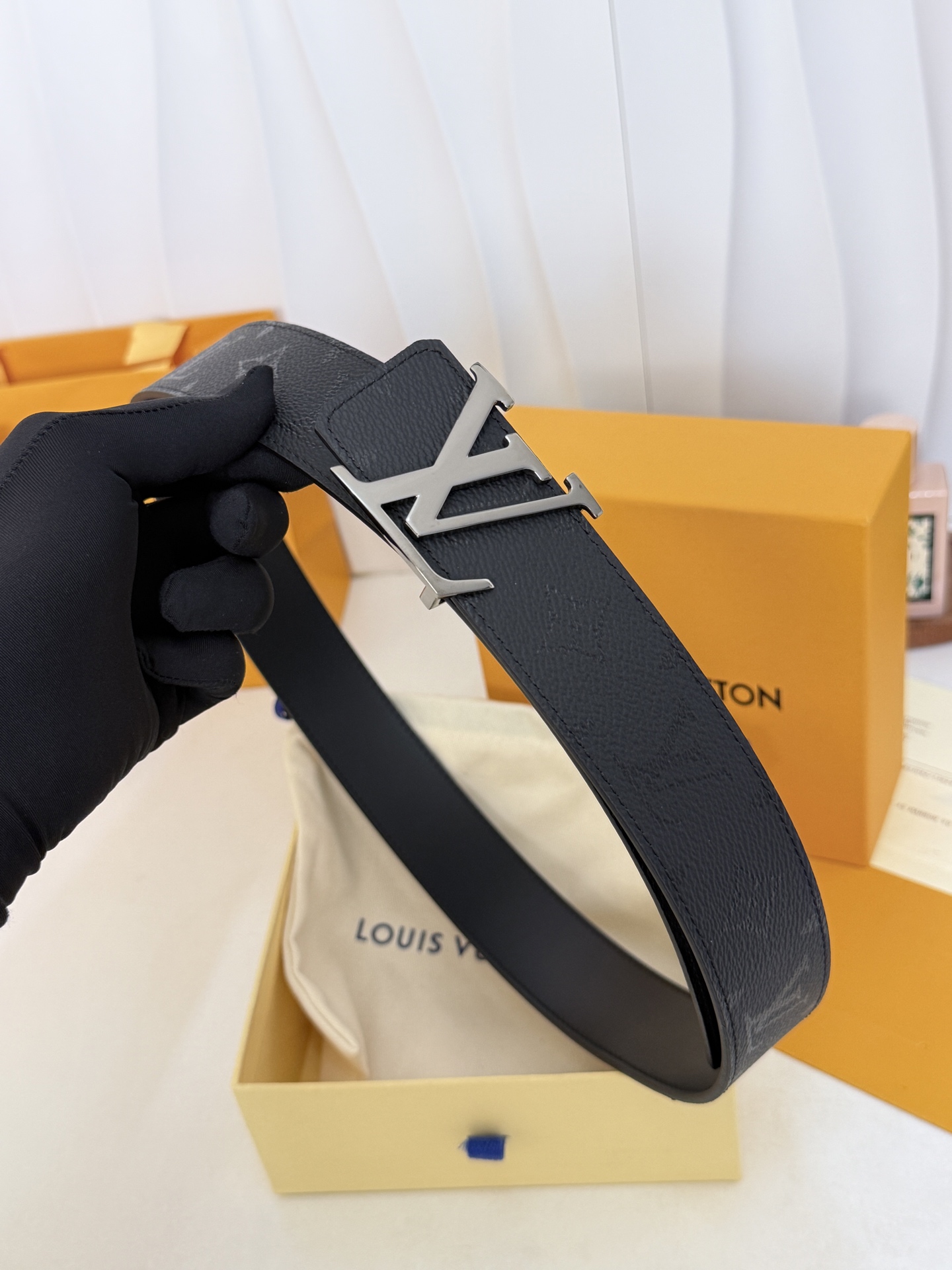 LV暗黑花亮枪扣皮带|40mm标准宽度 LV Initiales Midhight 40 毫米双面腰带 LV暗黑花亮枪扣皮带|40mm标准宽度 LV Initiales Midhight 40 毫米双面腰带