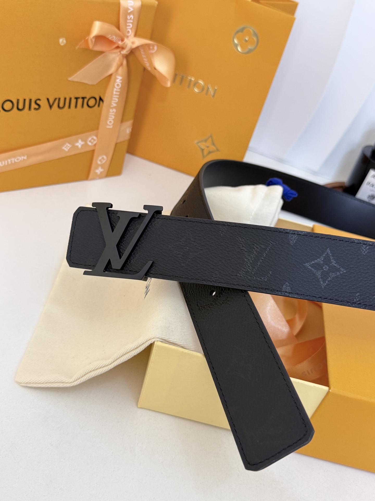 LV暗黑花哑黑扣皮带|40mm标准宽度 LV Initiales Midhight 40 毫米双面腰带 LV暗黑花哑黑扣皮带|40mm标准宽度 LV Initiales Midhight 40 毫米双面腰带