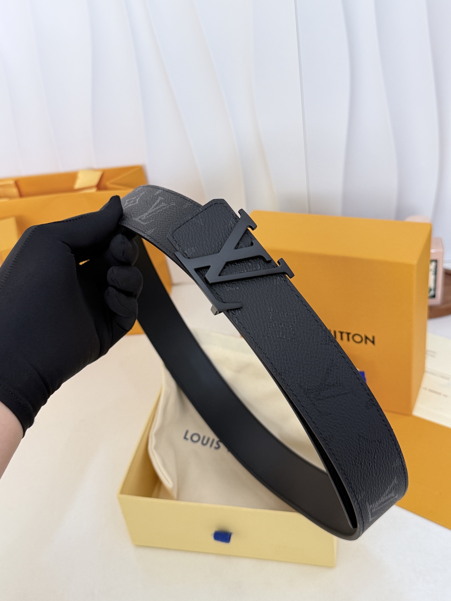LV暗黑花哑黑扣皮带|40mm标准宽度 LV Initiales Midhight 40 毫米双面腰带 LV暗黑花哑黑扣皮带|40mm标准宽度 LV Initiales Midhight 40 毫米双面腰带