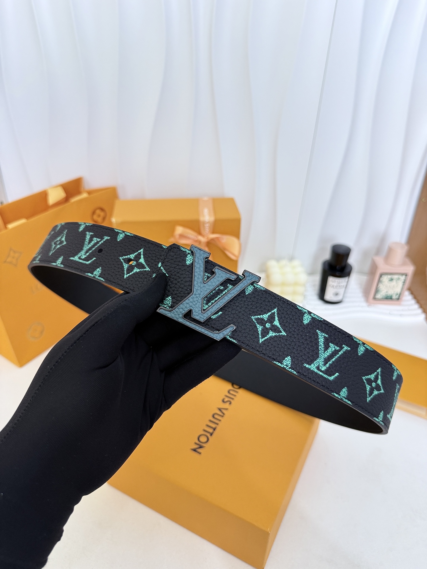 LV绿调撞色LV板扣皮带｜40mm标准宽度        荔枝粒面耐磨带身，搭配顺滑柔润真皮内里，触感扎实高级，立体LV