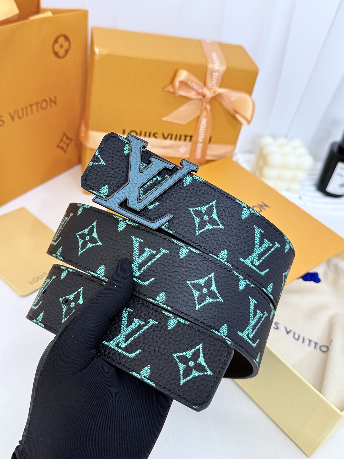 LV绿调撞色LV板扣皮带｜40mm标准宽度        荔枝粒面耐磨带身，搭配顺滑柔润真皮内里，触感扎实高级，立体LV