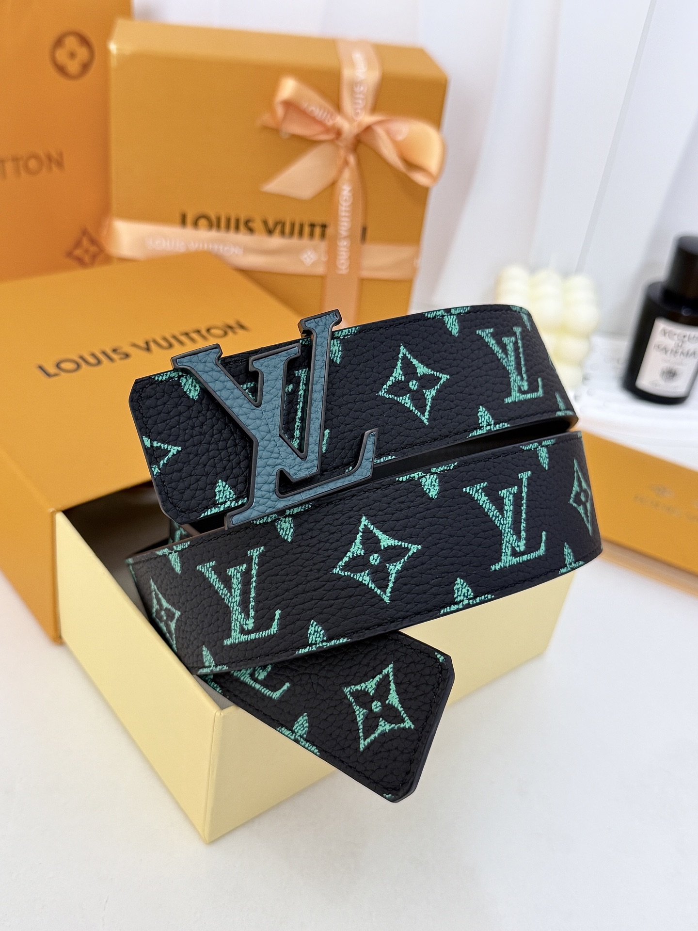 LV绿调撞色LV板扣皮带｜40mm标准宽度        荔枝粒面耐磨带身，搭配顺滑柔润真皮内里，触感扎实高级，立体LV