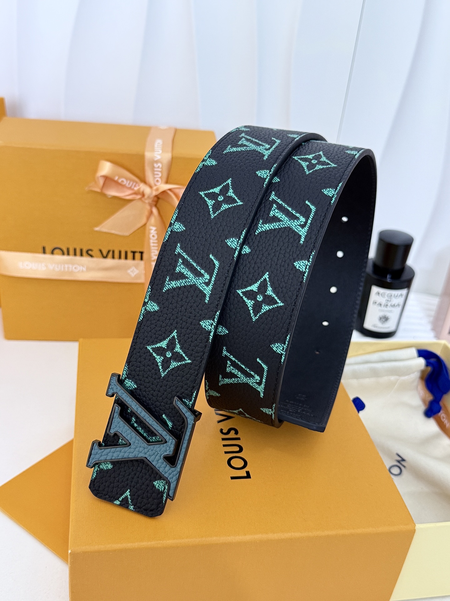 LV绿调撞色LV板扣皮带｜40mm标准宽度        荔枝粒面耐磨带身，搭配顺滑柔润真皮内里，触感扎实高级，立体LV