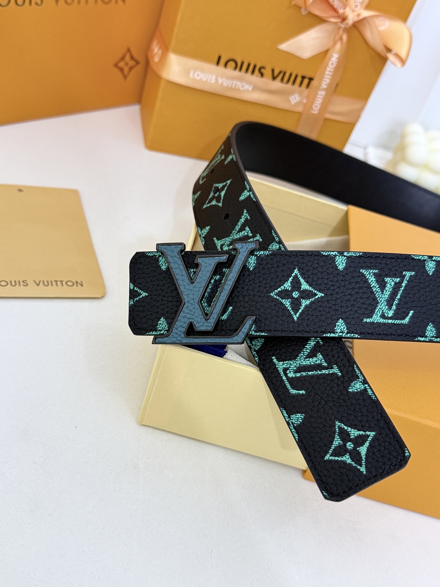 LV绿调撞色LV板扣皮带｜40mm标准宽度        荔枝粒面耐磨带身，搭配顺滑柔润真皮内里，触感扎实高级，立体LV