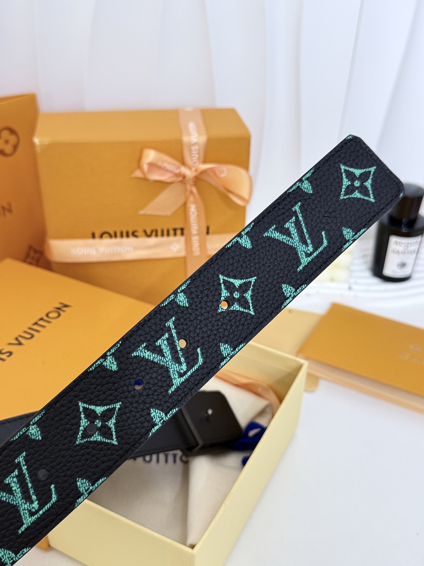 LV绿调撞色LV板扣皮带｜40mm标准宽度        荔枝粒面耐磨带身，搭配顺滑柔润真皮内里，触感扎实高级，立体LV