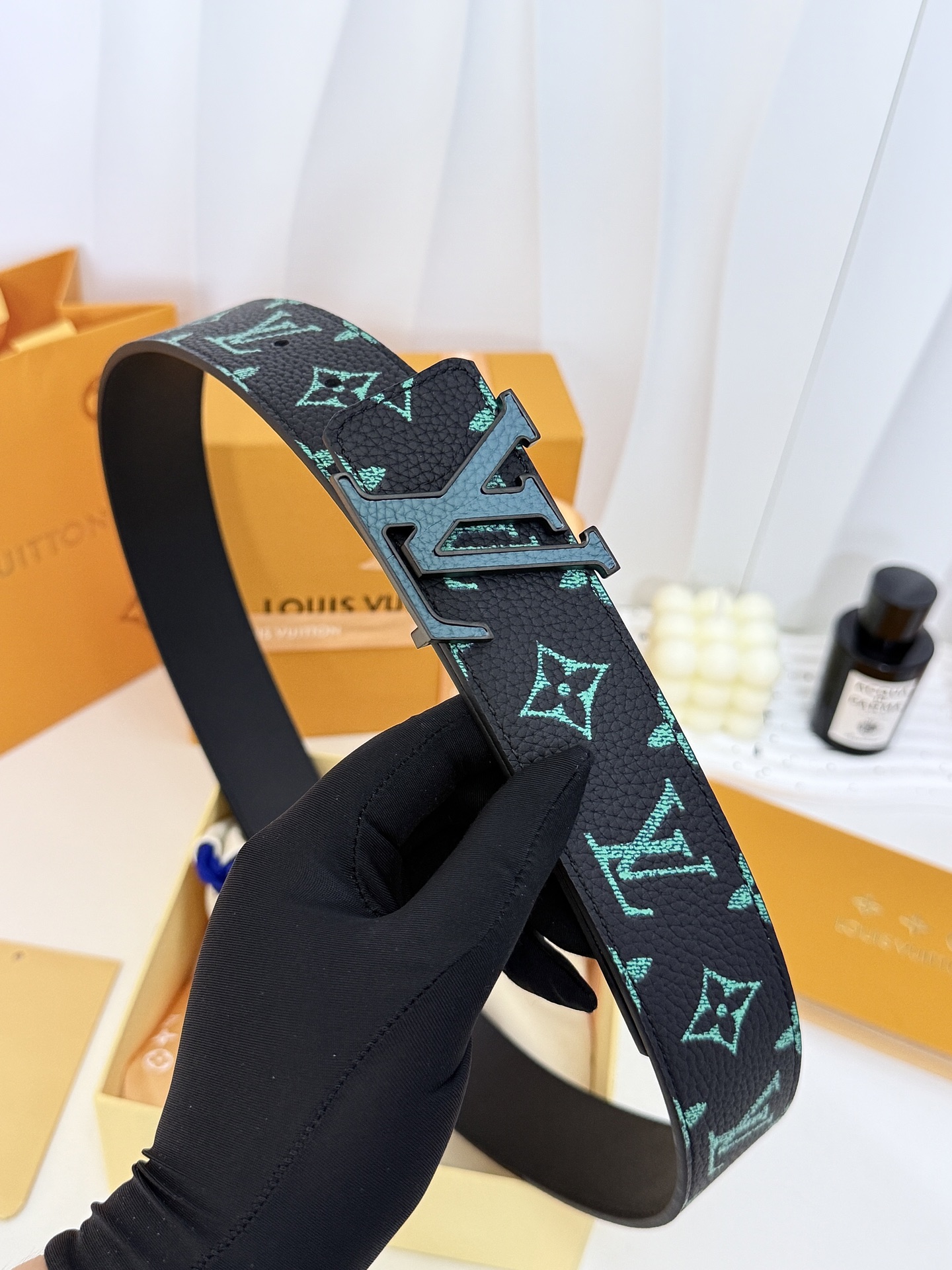 LV绿调撞色LV板扣皮带｜40mm标准宽度        荔枝粒面耐磨带身，搭配顺滑柔润真皮内里，触感扎实高级，立体LV