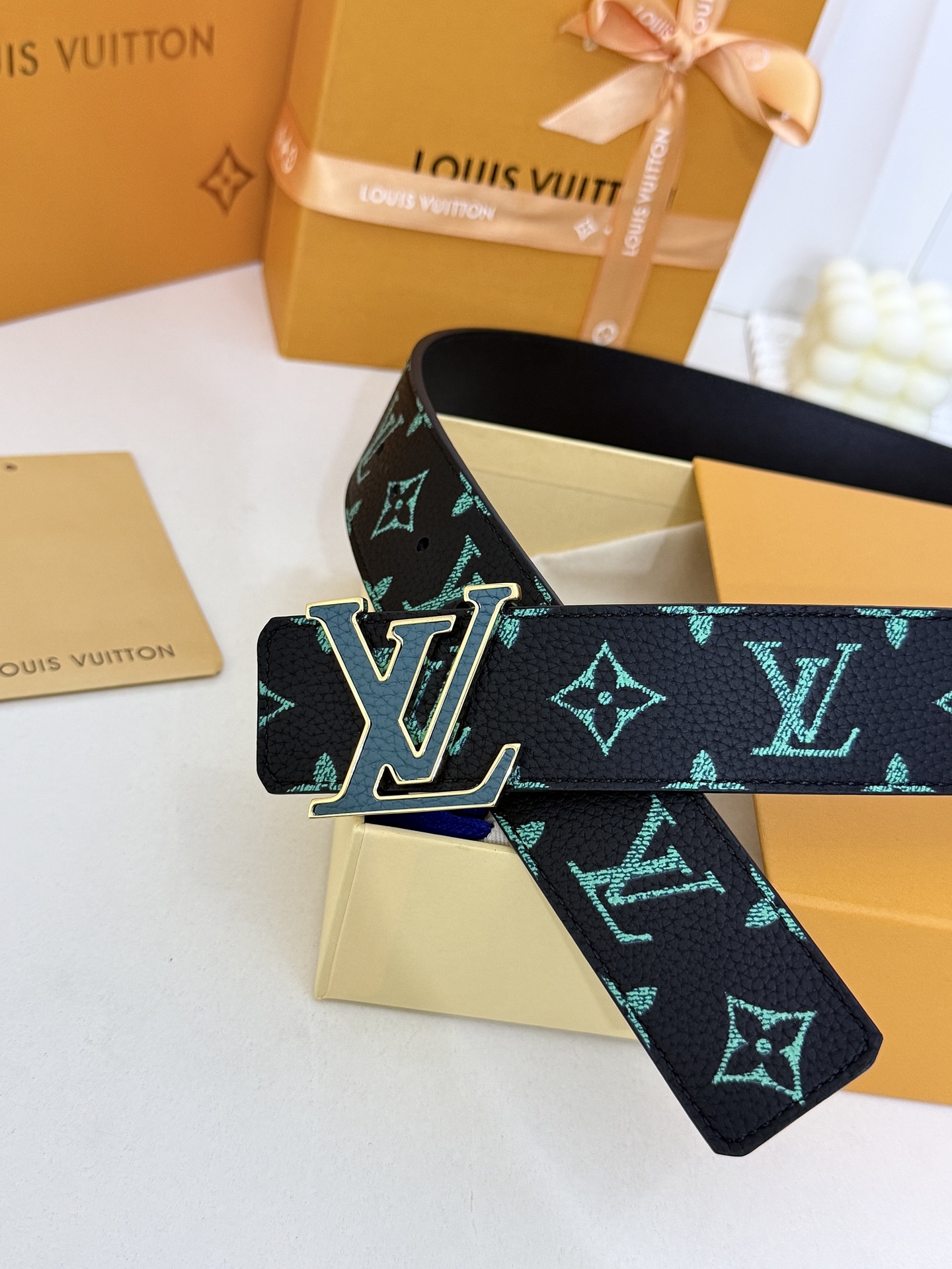 LV绿调撞色LV板扣皮带｜40mm标准宽度        荔枝粒面耐磨带身，搭配顺滑柔润真皮内里，触感扎实高级，立体LV
