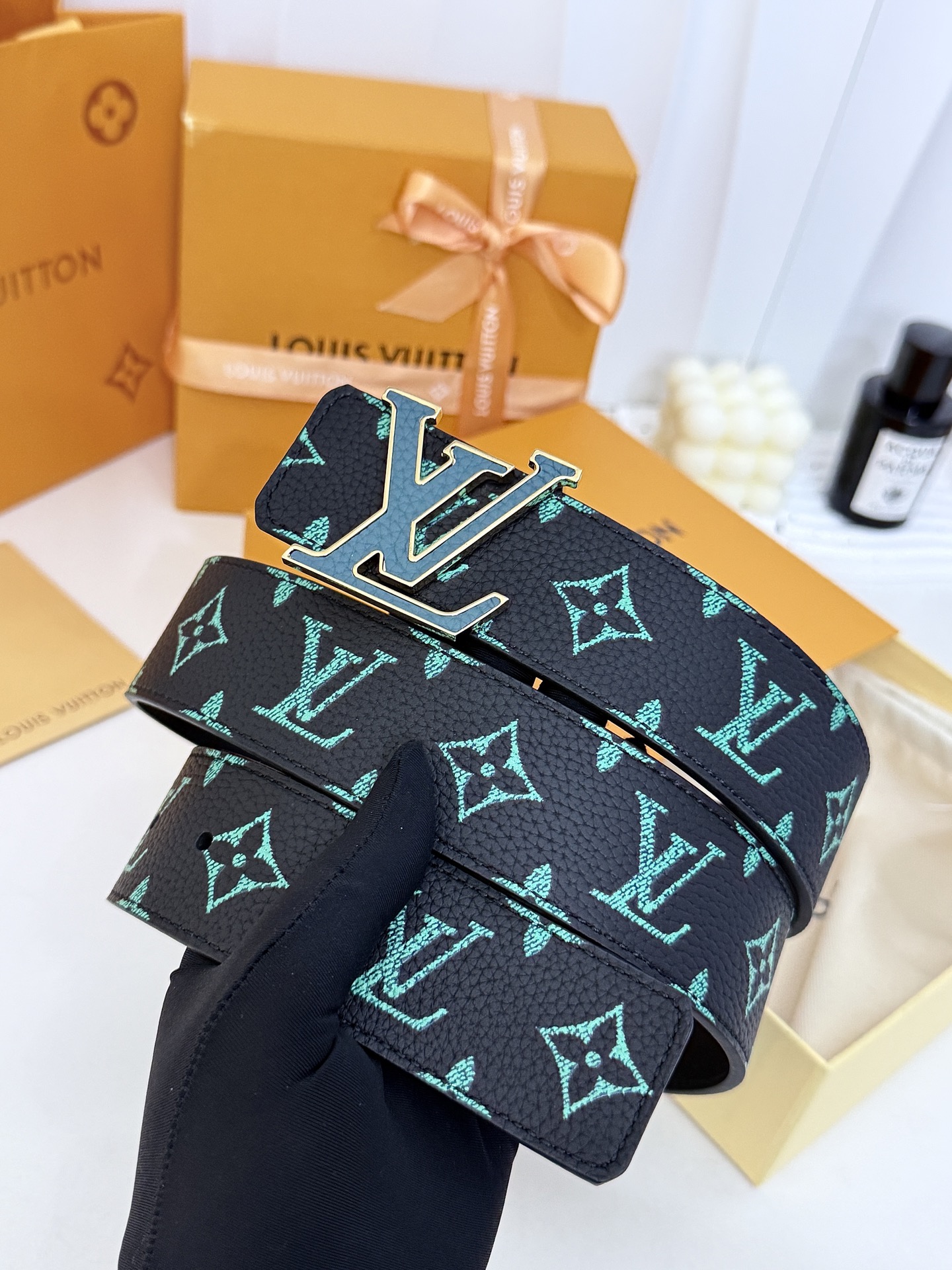 LV绿调撞色LV板扣皮带｜40mm标准宽度        荔枝粒面耐磨带身，搭配顺滑柔润真皮内里，触感扎实高级，立体LV
