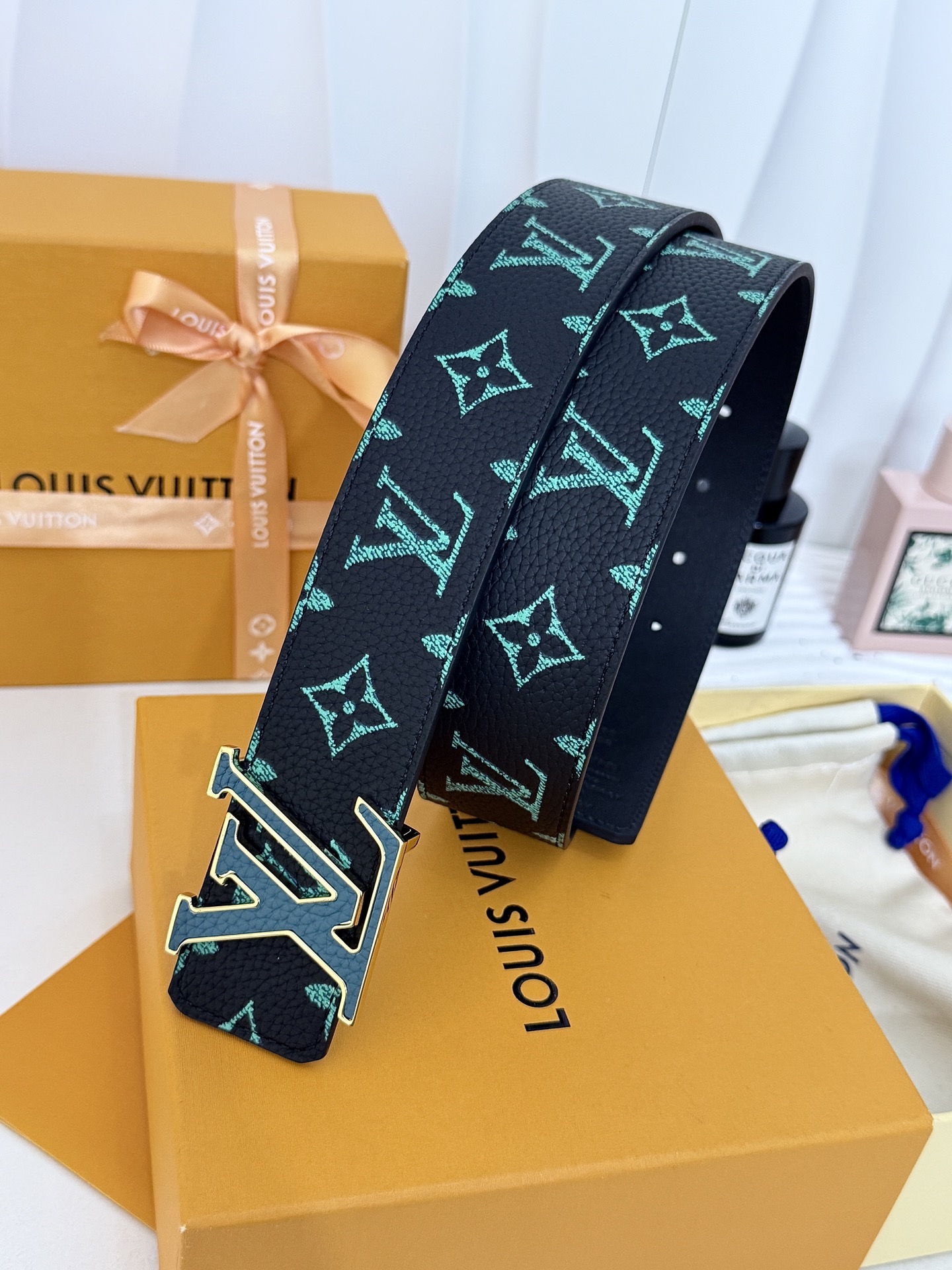 LV绿调撞色LV板扣皮带｜40mm标准宽度        荔枝粒面耐磨带身，搭配顺滑柔润真皮内里，触感扎实高级，立体LV