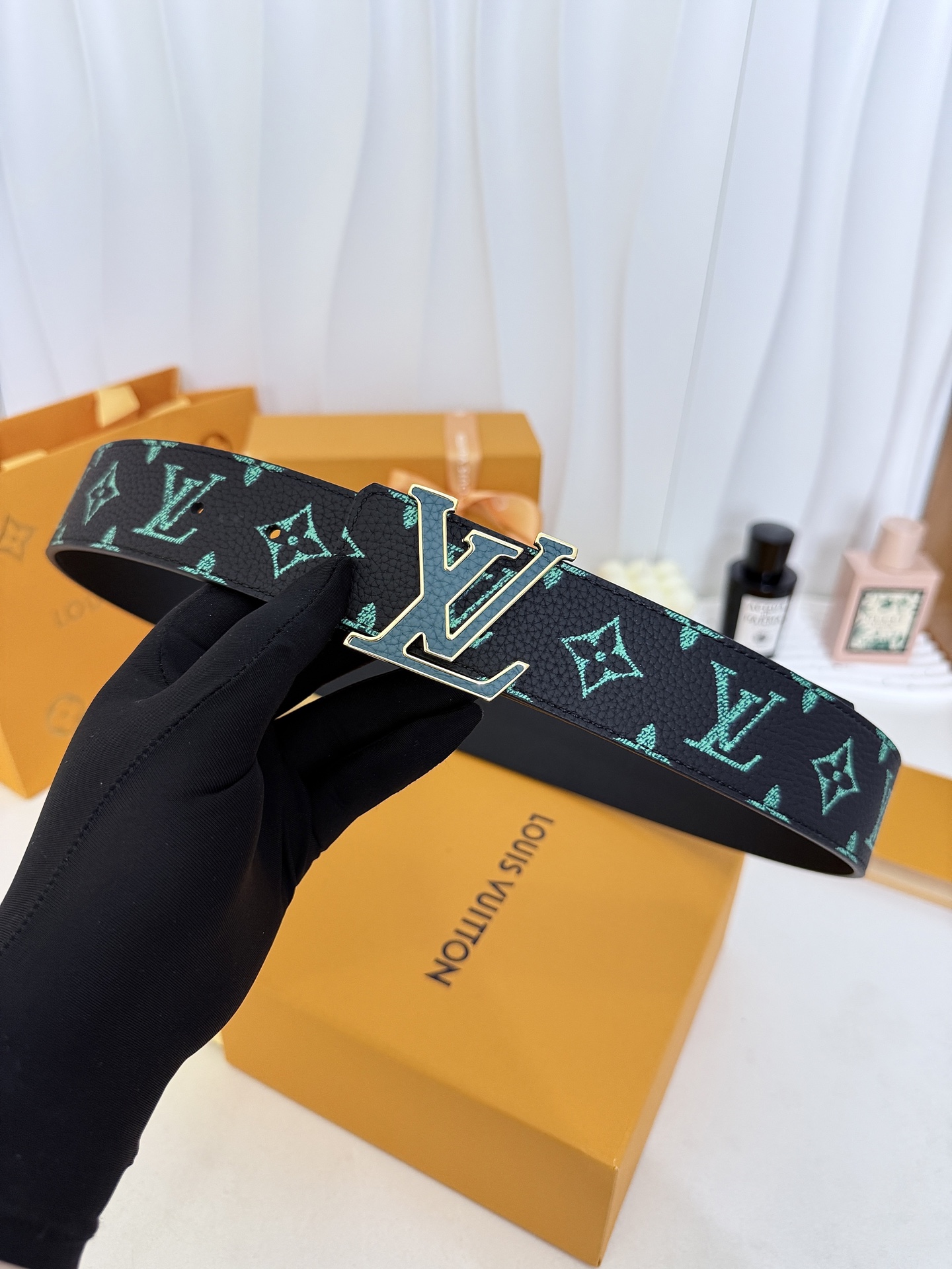 LV绿调撞色LV板扣皮带｜40mm标准宽度        荔枝粒面耐磨带身，搭配顺滑柔润真皮内里，触感扎实高级，立体LV