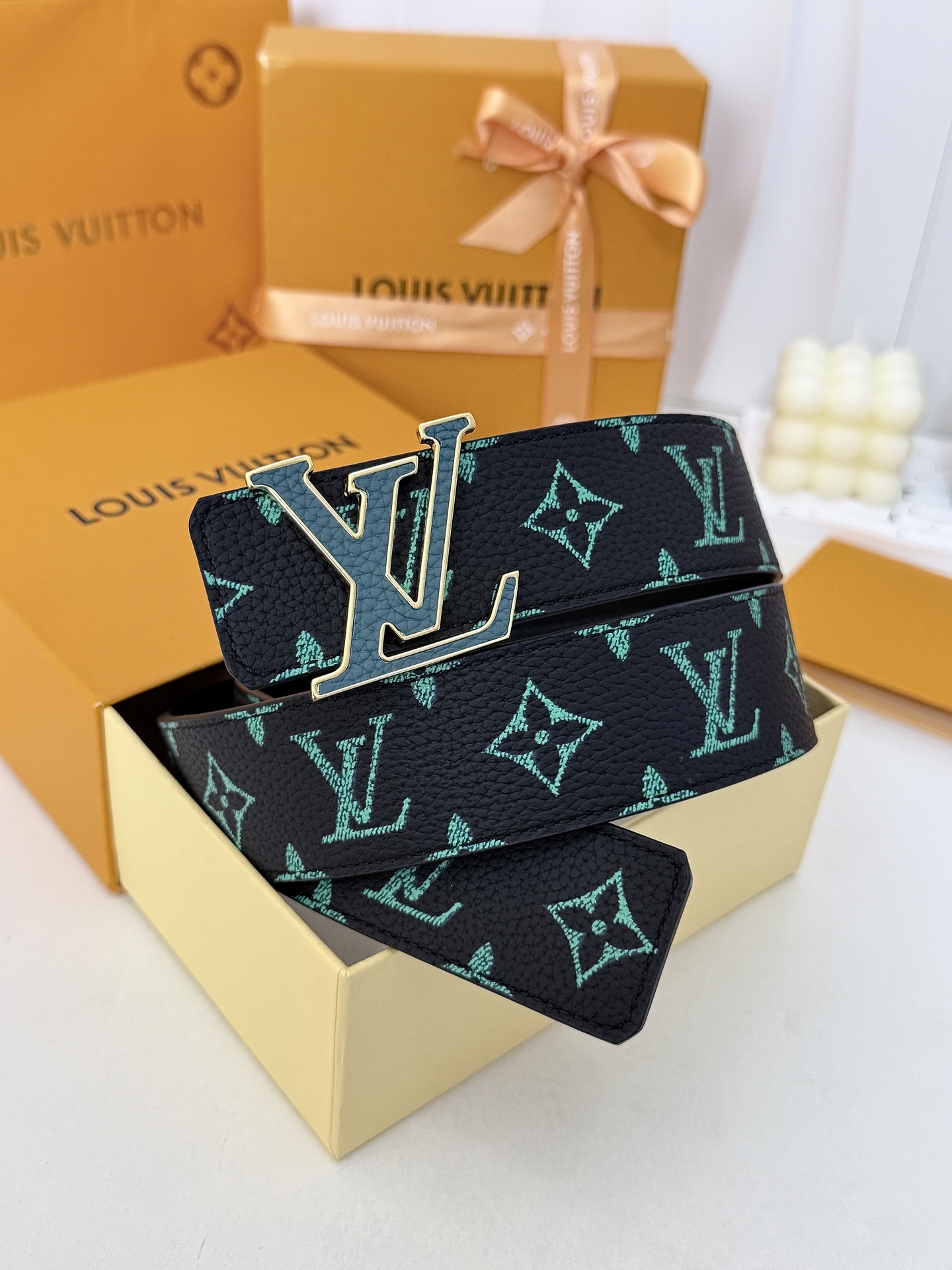 LV绿调撞色LV板扣皮带｜40mm标准宽度        荔枝粒面耐磨带身，搭配顺滑柔润真皮内里，触感扎实高级，立体LV