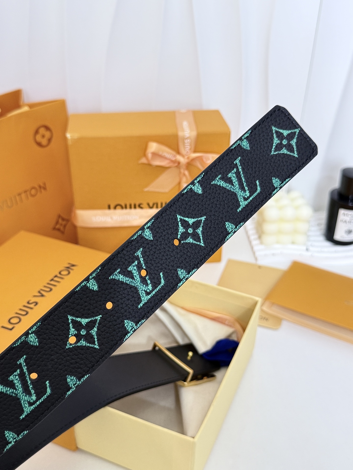 LV绿调撞色LV板扣皮带｜40mm标准宽度        荔枝粒面耐磨带身，搭配顺滑柔润真皮内里，触感扎实高级，立体LV