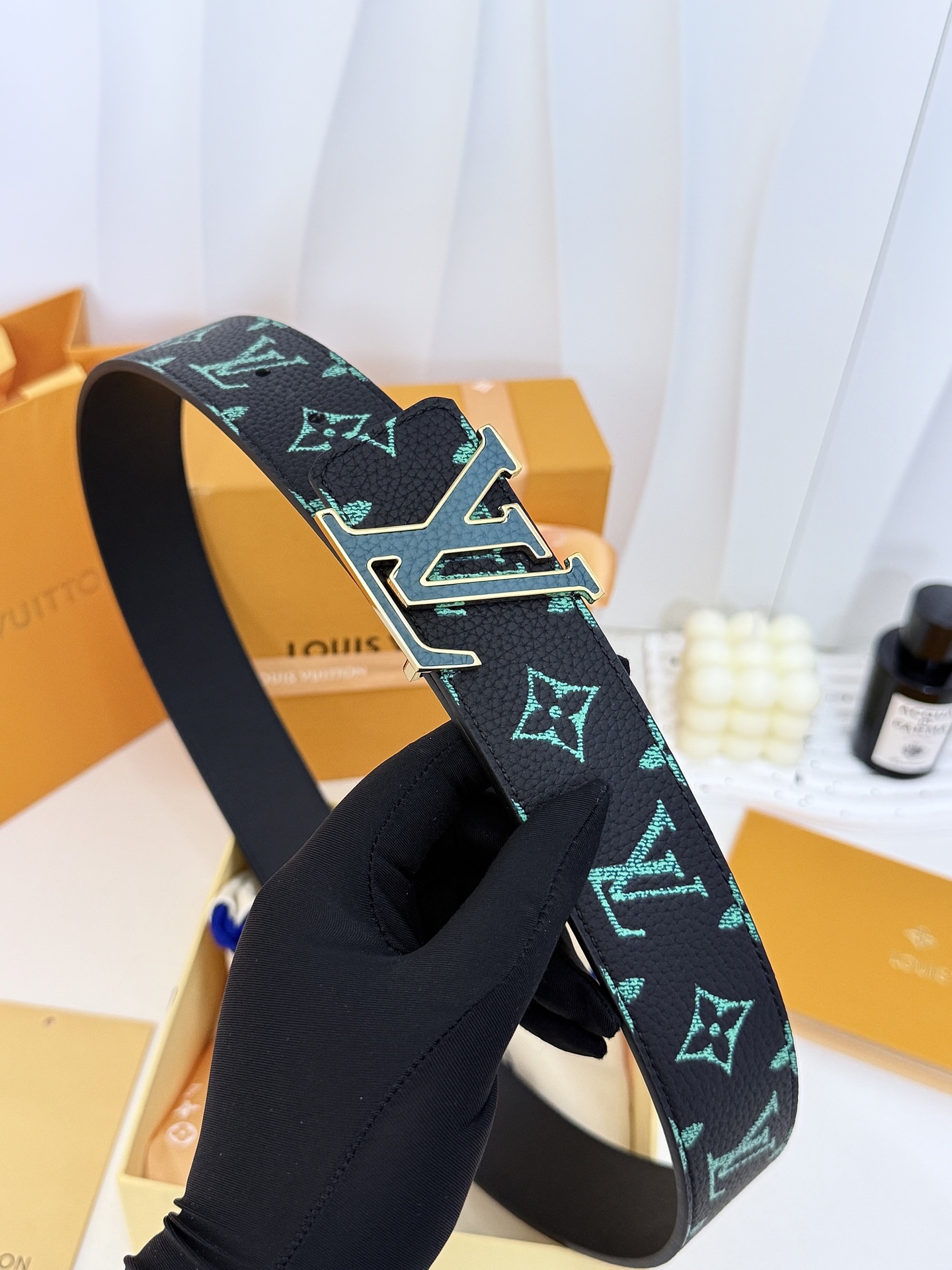 LV绿调撞色LV板扣皮带｜40mm标准宽度        荔枝粒面耐磨带身，搭配顺滑柔润真皮内里，触感扎实高级，立体LV