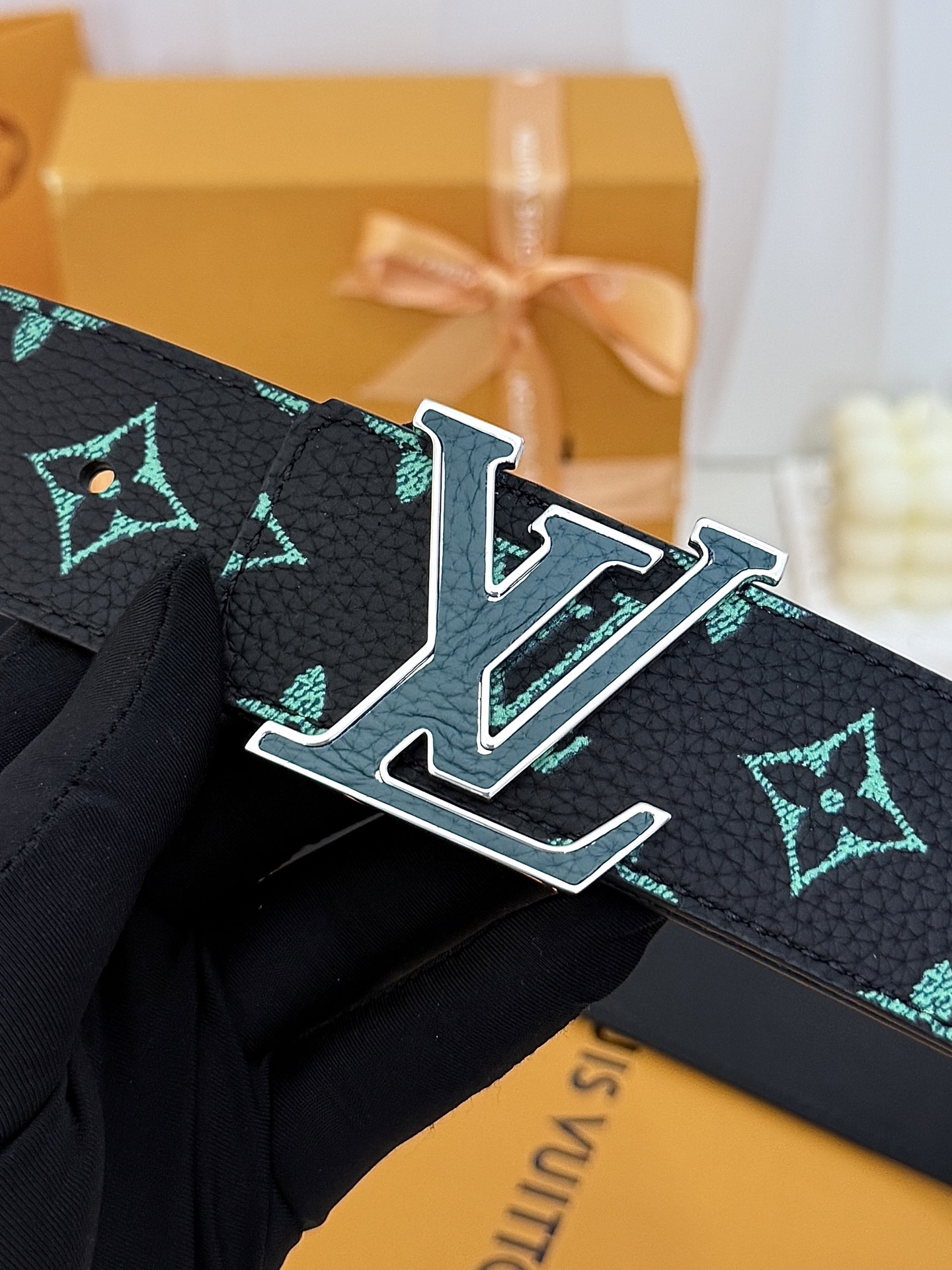 LV绿调撞色LV板扣皮带｜40mm标准宽度        荔枝粒面耐磨带身，搭配顺滑柔润真皮内里，触感扎实高级，立体LV