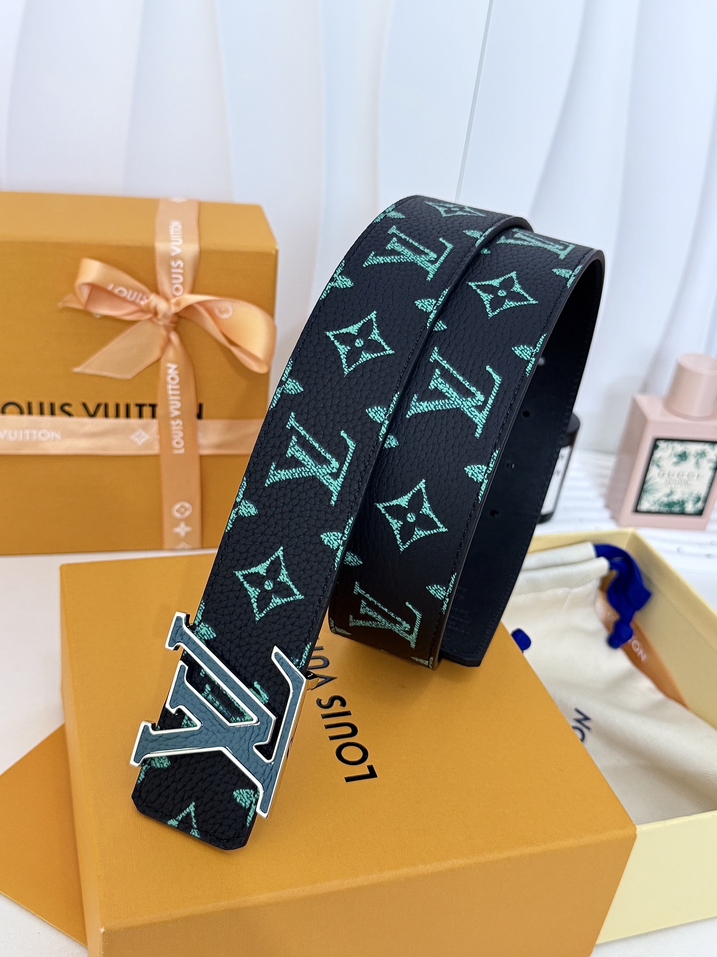LV绿调撞色LV板扣皮带｜40mm标准宽度        荔枝粒面耐磨带身，搭配顺滑柔润真皮内里，触感扎实高级，立体LV