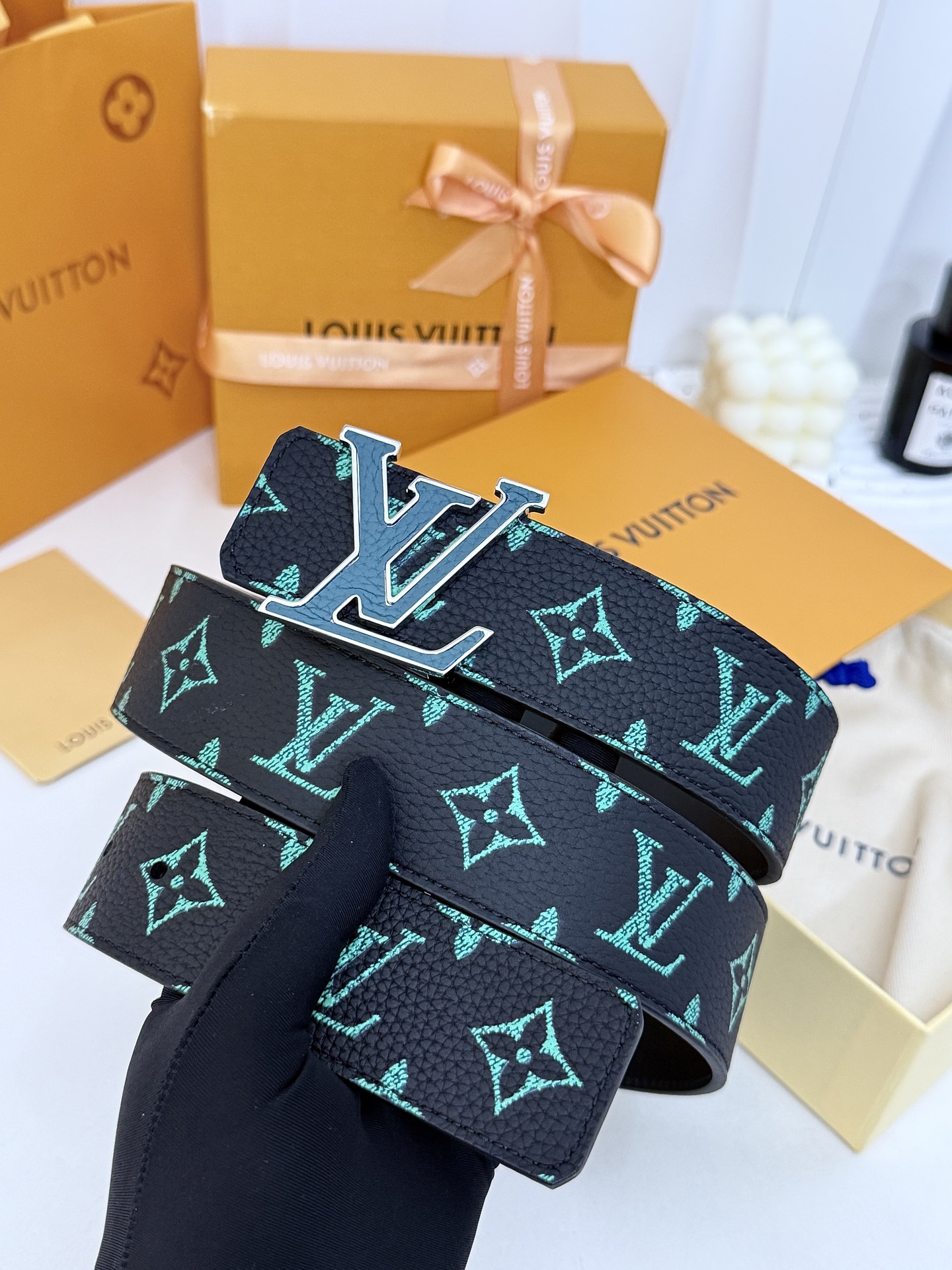 LV绿调撞色LV板扣皮带｜40mm标准宽度        荔枝粒面耐磨带身，搭配顺滑柔润真皮内里，触感扎实高级，立体LV