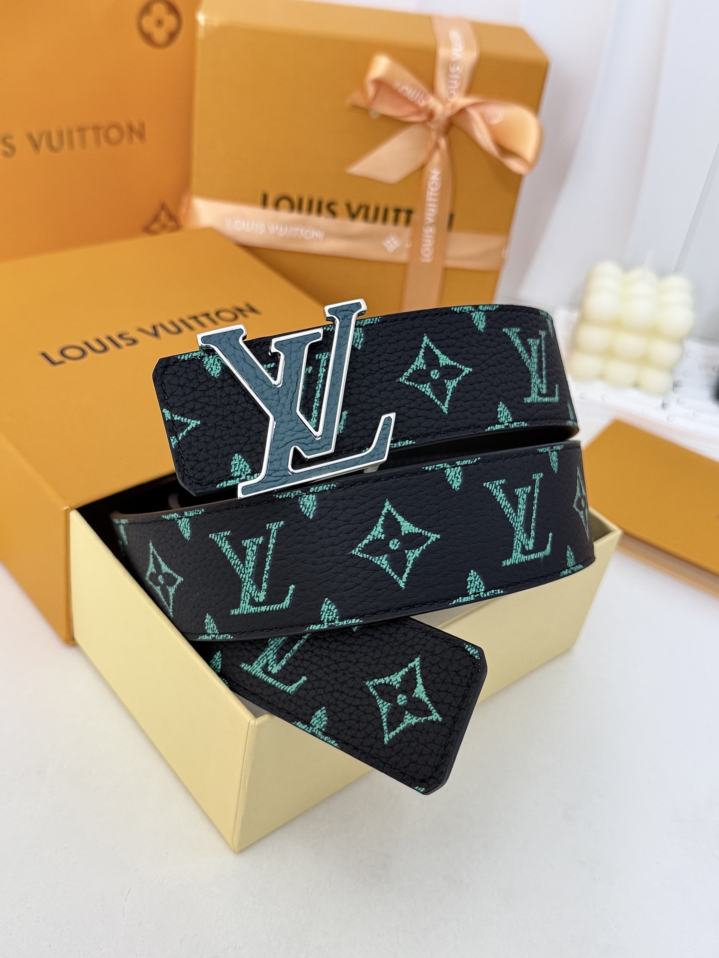 LV绿调撞色LV板扣皮带｜40mm标准宽度        荔枝粒面耐磨带身，搭配顺滑柔润真皮内里，触感扎实高级，立体LV