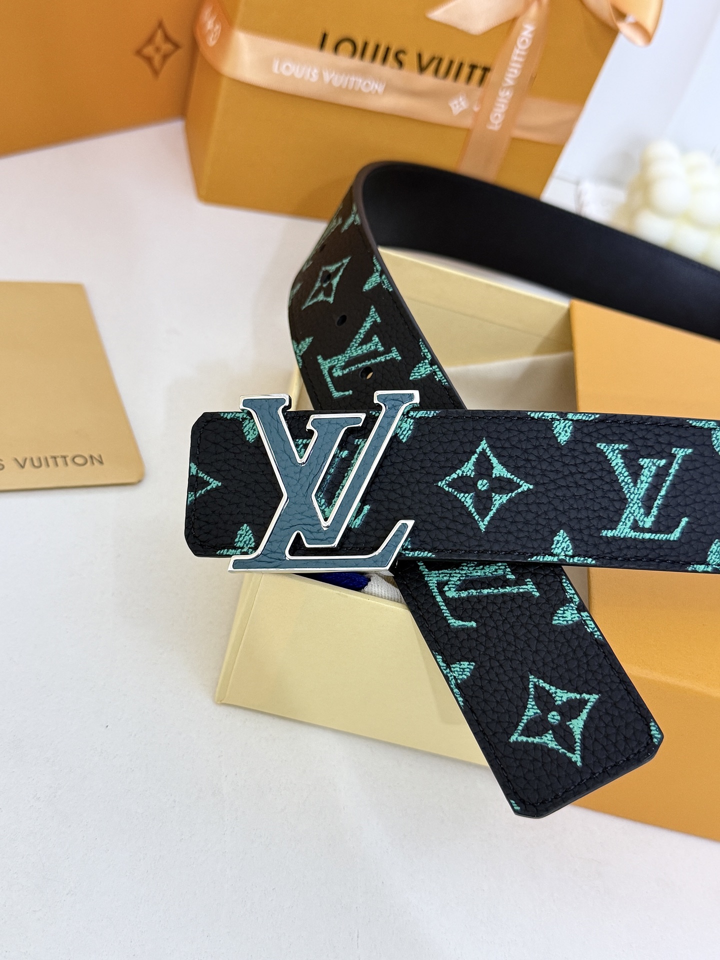 LV绿调撞色LV板扣皮带｜40mm标准宽度        荔枝粒面耐磨带身，搭配顺滑柔润真皮内里，触感扎实高级，立体LV