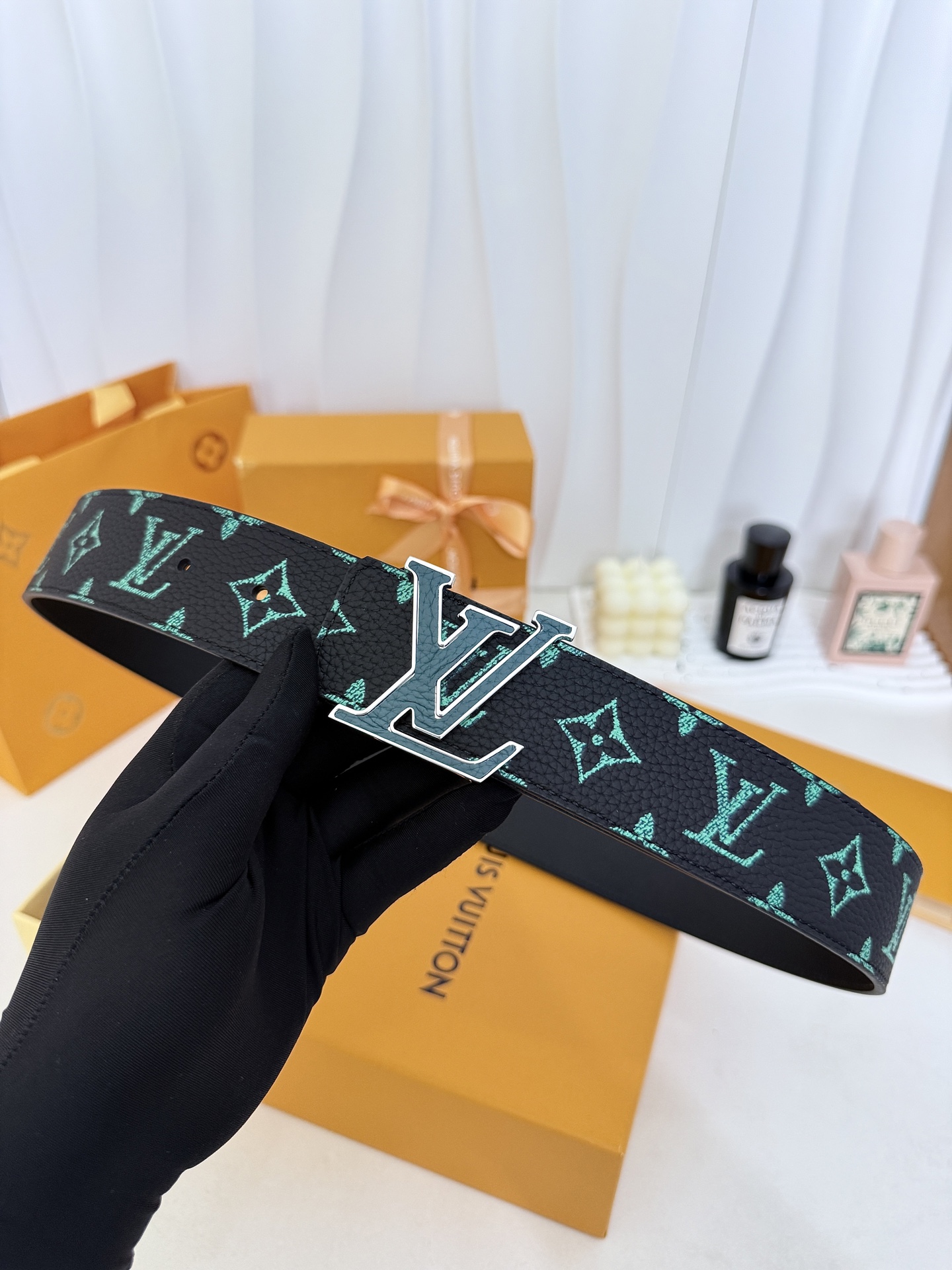 LV绿调撞色LV板扣皮带｜40mm标准宽度        荔枝粒面耐磨带身，搭配顺滑柔润真皮内里，触感扎实高级，立体LV