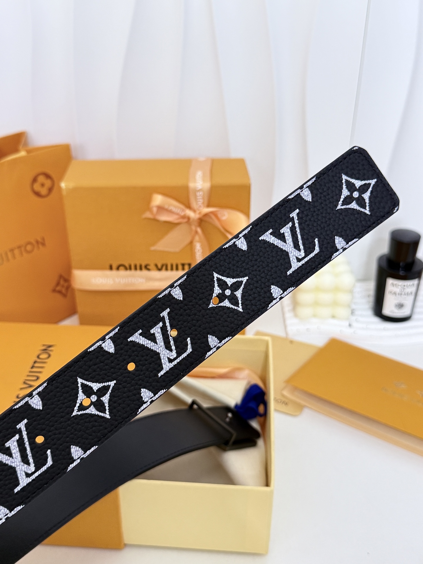 LV黑白满花大logo板扣皮带|40mm标准宽度 荔枝粒面耐磨带身,搭配顺滑柔润真皮内里,触感扎实高级,立 LV黑白满花大logo板扣皮带|40mm标准宽度 荔枝粒面耐磨带身,搭配顺滑柔润真皮内里,触感扎实高级,立