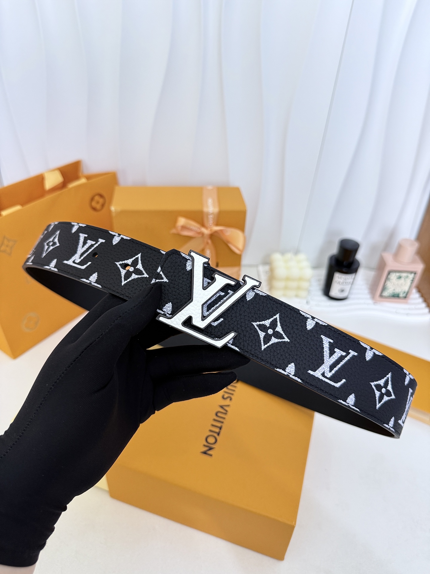 LV黑白满花大logo板扣皮带|40mm标准宽度 荔枝粒面耐磨带身,搭配顺滑柔润真皮内里,触感扎实高级,立 LV黑白满花大logo板扣皮带|40mm标准宽度 荔枝粒面耐磨带身,搭配顺滑柔润真皮内里,触感扎实高级,立