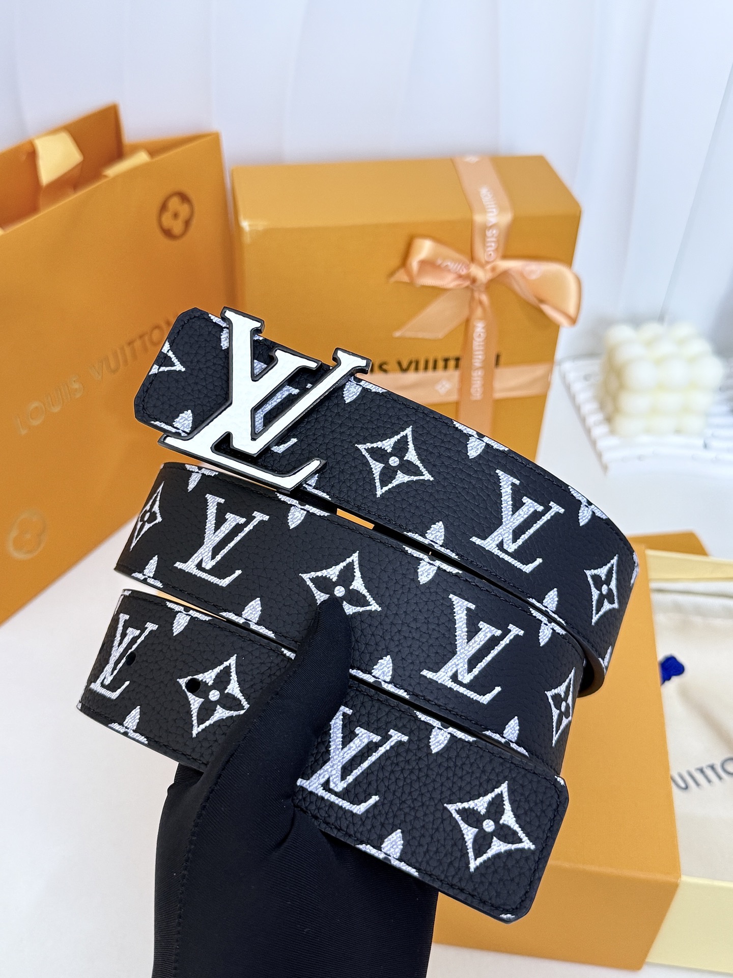 LV黑白满花大logo板扣皮带|40mm标准宽度 荔枝粒面耐磨带身,搭配顺滑柔润真皮内里,触感扎实高级,立 LV黑白满花大logo板扣皮带|40mm标准宽度 荔枝粒面耐磨带身,搭配顺滑柔润真皮内里,触感扎实高级,立
