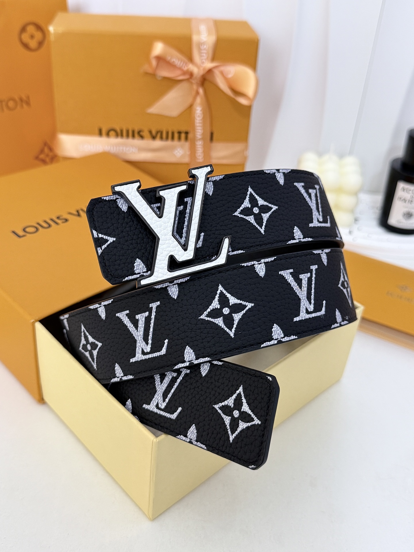 LV黑白满花大logo板扣皮带｜40mm标准宽度        荔枝粒面耐磨带身，搭配顺滑柔润真皮内里，触感扎实高级，立