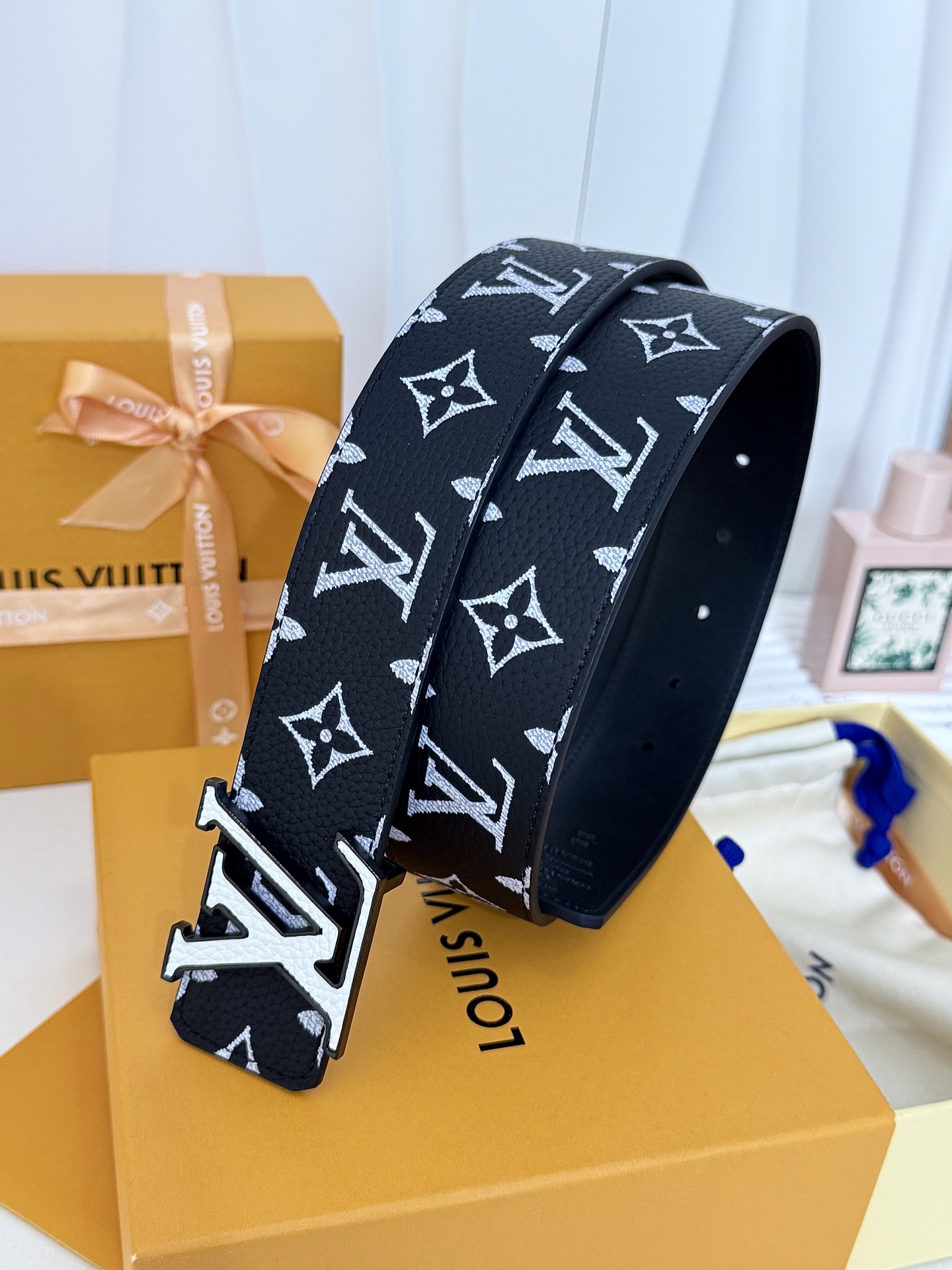 LV黑白满花大logo板扣皮带|40mm标准宽度 荔枝粒面耐磨带身,搭配顺滑柔润真皮内里,触感扎实高级,立 LV黑白满花大logo板扣皮带|40mm标准宽度 荔枝粒面耐磨带身,搭配顺滑柔润真皮内里,触感扎实高级,立