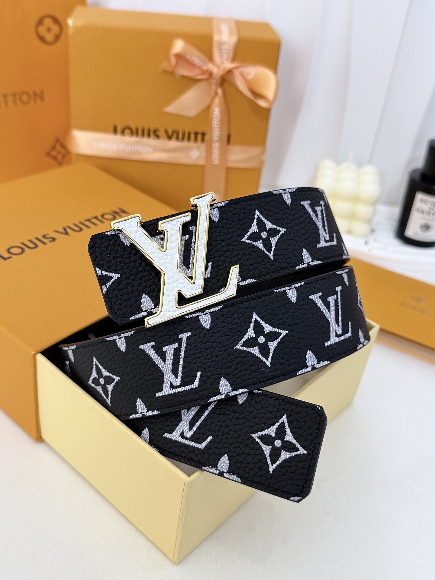 LV黑白满花大logo板扣皮带｜40mm标准宽度        荔枝粒面耐磨带身，搭配顺滑柔润真皮内里，触感扎实高级，立