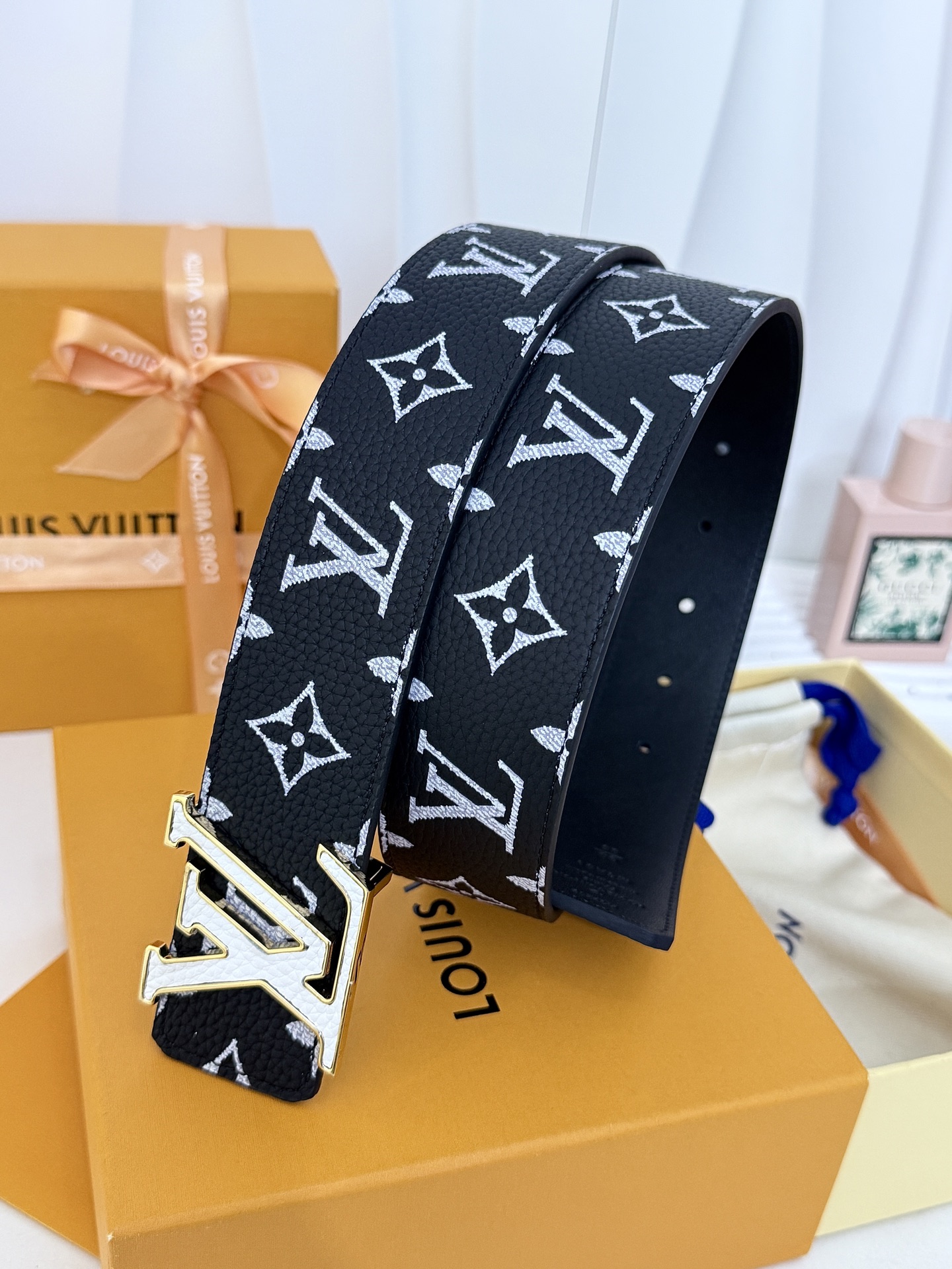 LV黑白满花大logo板扣皮带|40mm标准宽度 荔枝粒面耐磨带身,搭配顺滑柔润真皮内里,触感扎实高级,立 LV黑白满花大logo板扣皮带|40mm标准宽度 荔枝粒面耐磨带身,搭配顺滑柔润真皮内里,触感扎实高级,立