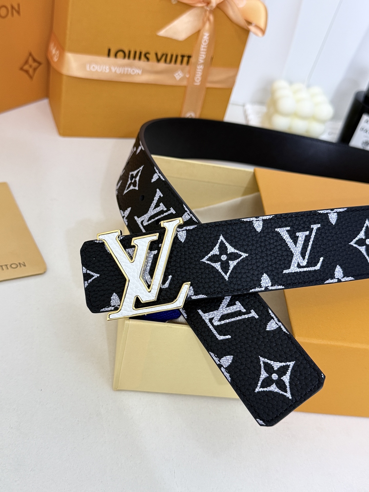 LV黑白满花大logo板扣皮带|40mm标准宽度 荔枝粒面耐磨带身,搭配顺滑柔润真皮内里,触感扎实高级,立 LV黑白满花大logo板扣皮带|40mm标准宽度 荔枝粒面耐磨带身,搭配顺滑柔润真皮内里,触感扎实高级,立