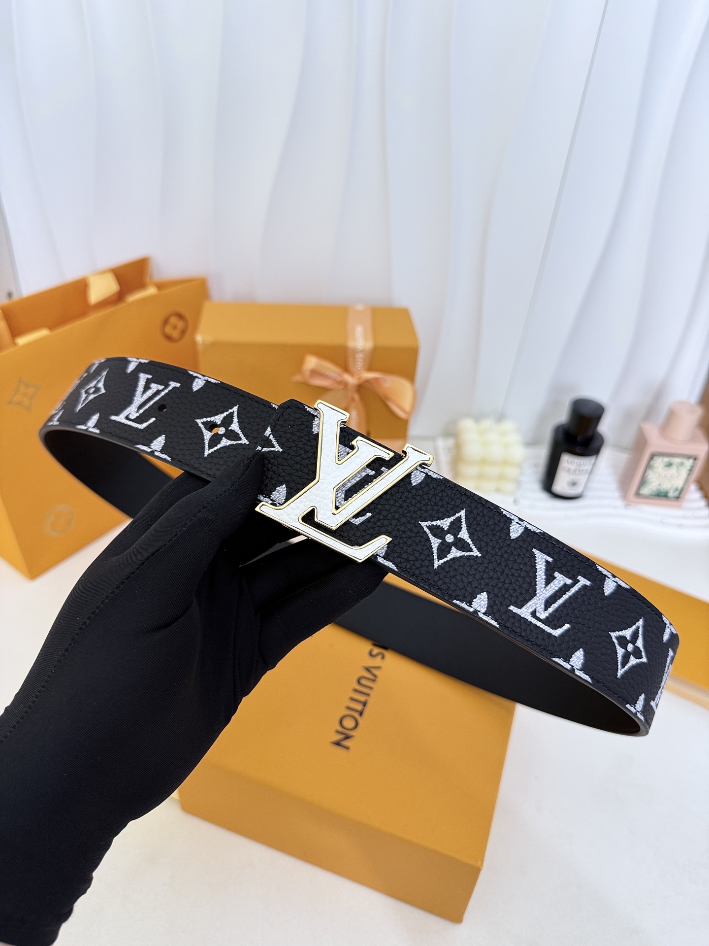 LV黑白满花大logo板扣皮带|40mm标准宽度 荔枝粒面耐磨带身,搭配顺滑柔润真皮内里,触感扎实高级,立 LV黑白满花大logo板扣皮带|40mm标准宽度 荔枝粒面耐磨带身,搭配顺滑柔润真皮内里,触感扎实高级,立