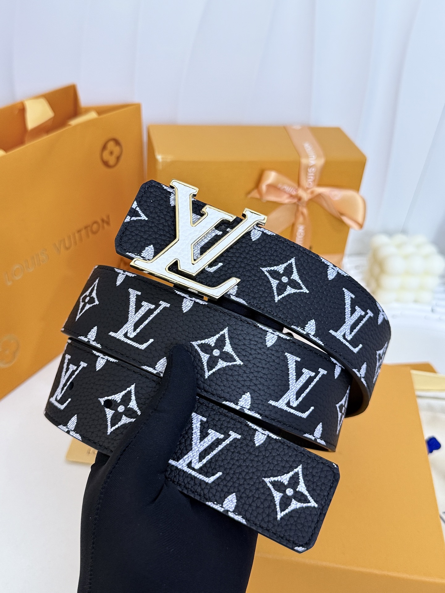 LV黑白满花大logo板扣皮带|40mm标准宽度 荔枝粒面耐磨带身,搭配顺滑柔润真皮内里,触感扎实高级,立 LV黑白满花大logo板扣皮带|40mm标准宽度 荔枝粒面耐磨带身,搭配顺滑柔润真皮内里,触感扎实高级,立