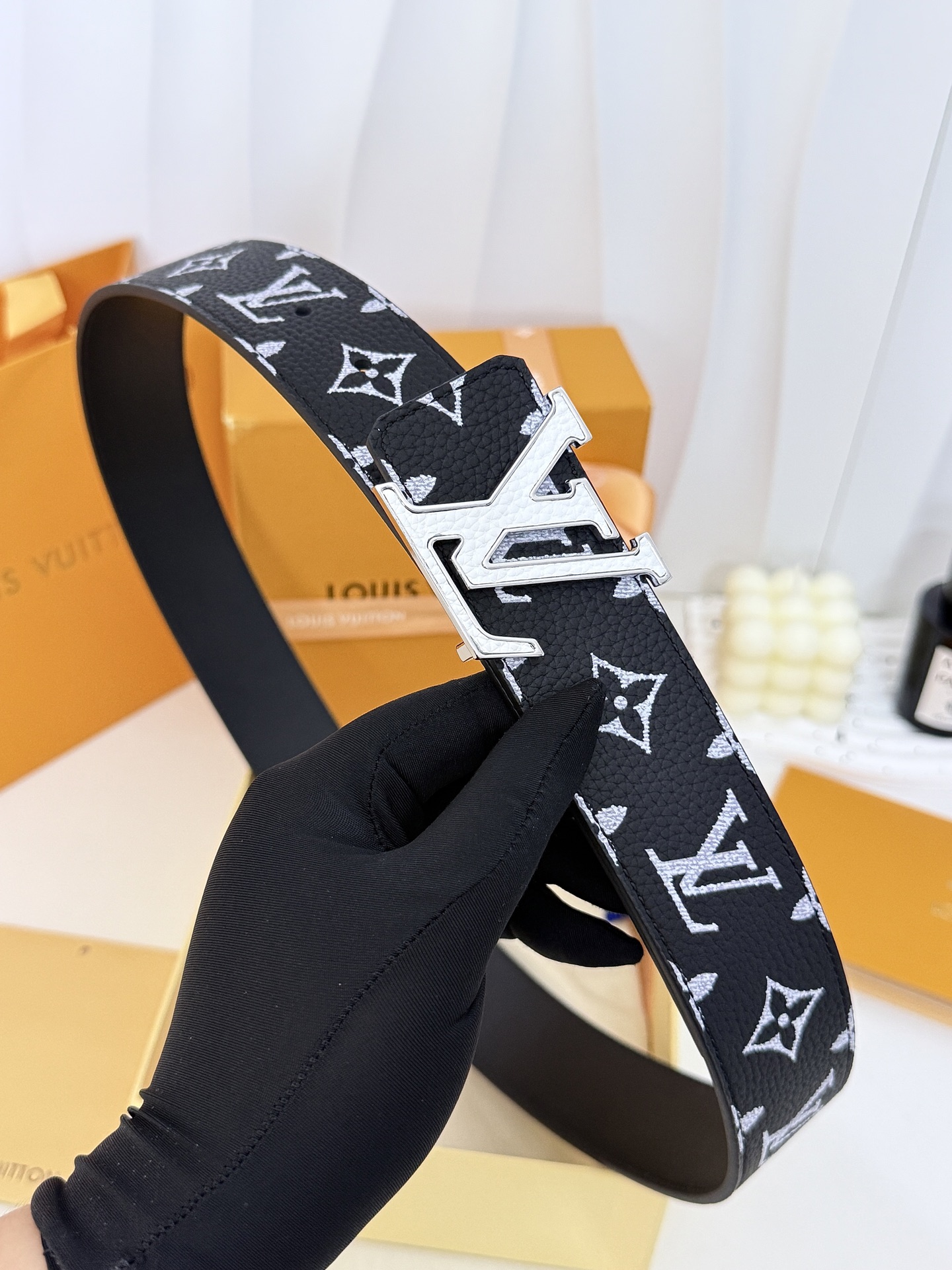 LV黑白满花大logo板扣皮带｜40mm标准宽度        荔枝粒面耐磨带身，搭配顺滑柔润真皮内里，触感扎实高级，立