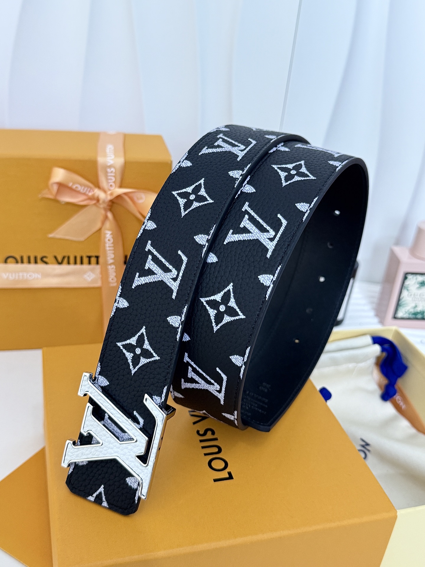 LV黑白满花大logo板扣皮带｜40mm标准宽度        荔枝粒面耐磨带身，搭配顺滑柔润真皮内里，触感扎实高级，立