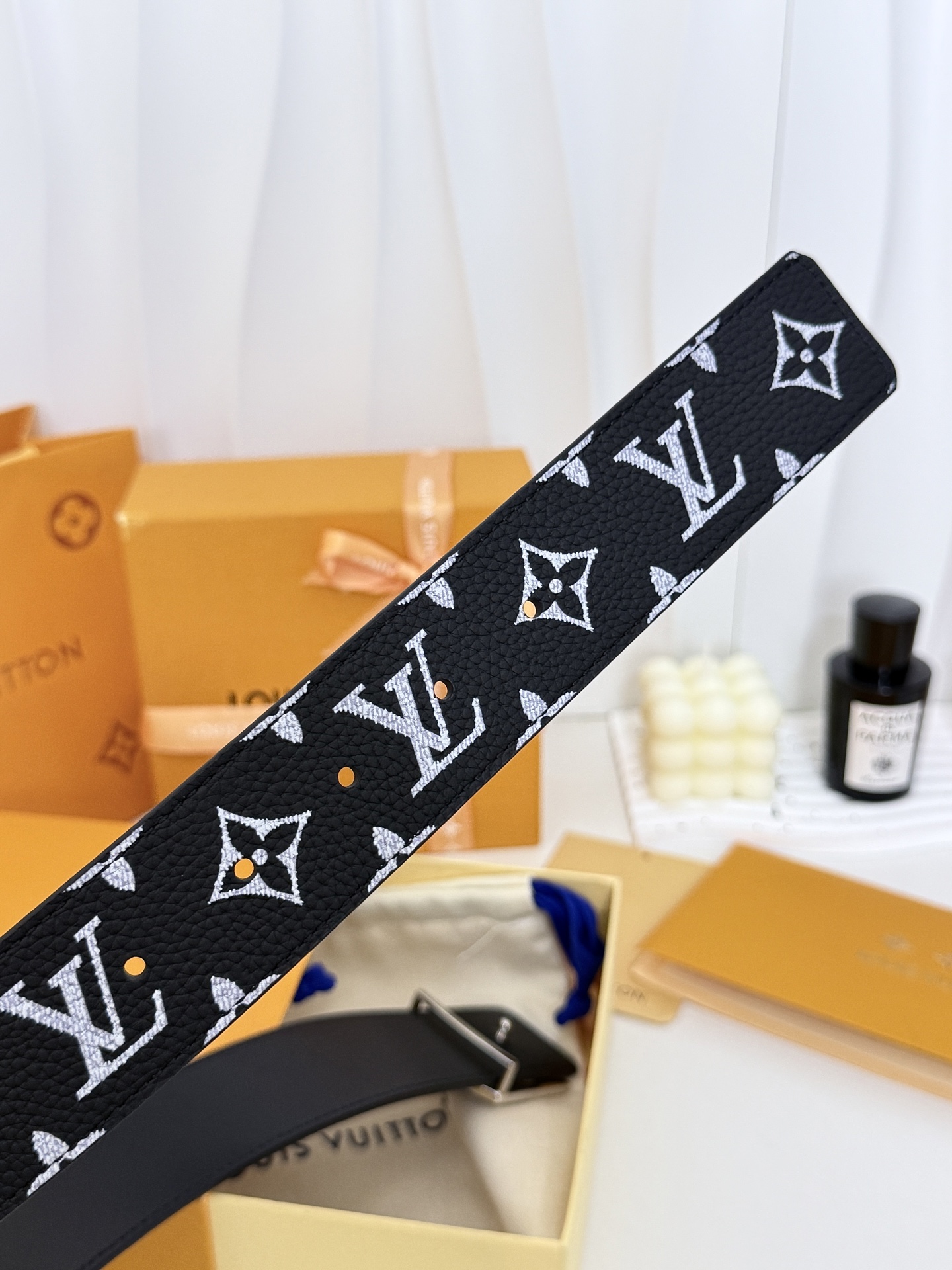 LV黑白满花大logo板扣皮带｜40mm标准宽度        荔枝粒面耐磨带身，搭配顺滑柔润真皮内里，触感扎实高级，立