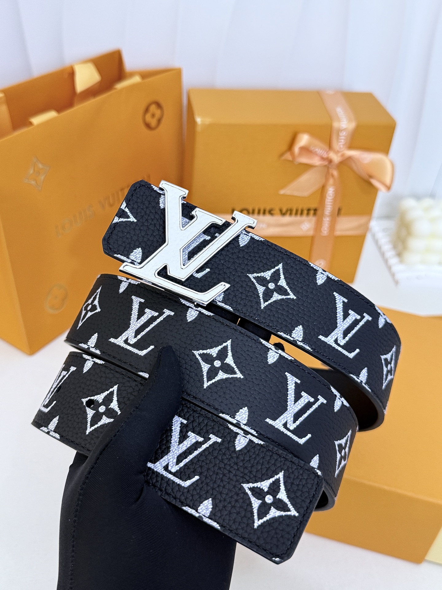 LV黑白满花大logo板扣皮带｜40mm标准宽度        荔枝粒面耐磨带身，搭配顺滑柔润真皮内里，触感扎实高级，立