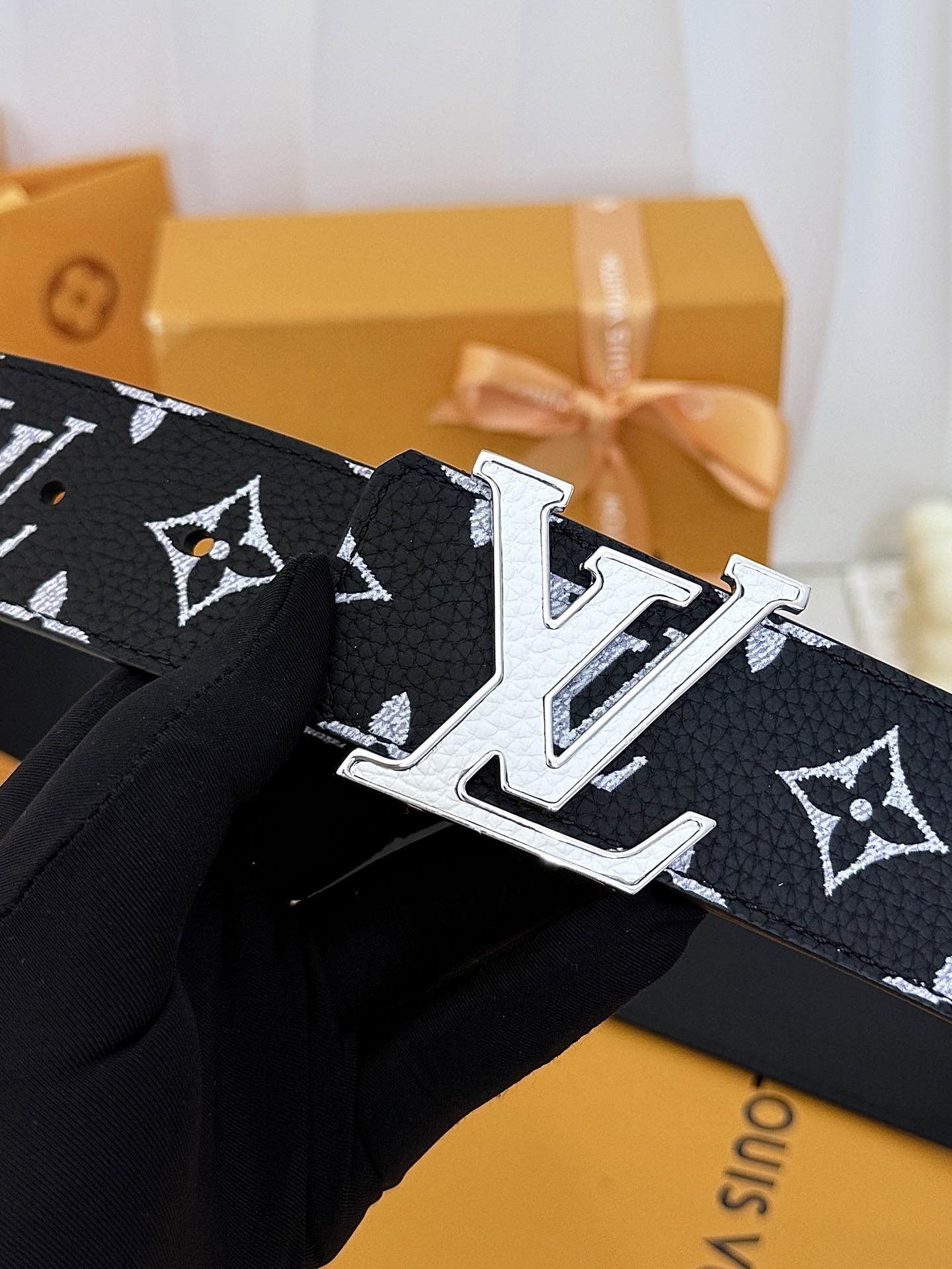 LV黑白满花大logo板扣皮带｜40mm标准宽度        荔枝粒面耐磨带身，搭配顺滑柔润真皮内里，触感扎实高级，立