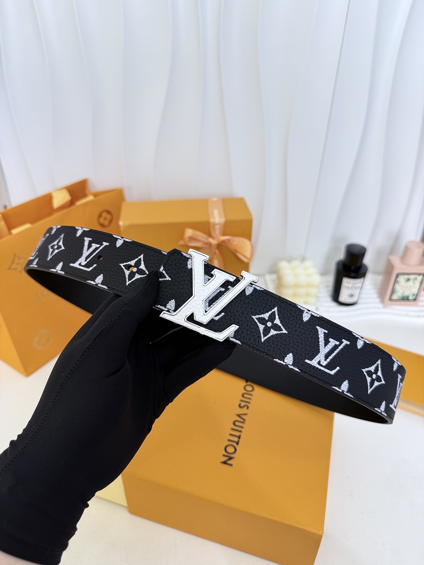 LV黑白满花大logo板扣皮带｜40mm标准宽度        荔枝粒面耐磨带身，搭配顺滑柔润真皮内里，触感扎实高级，立