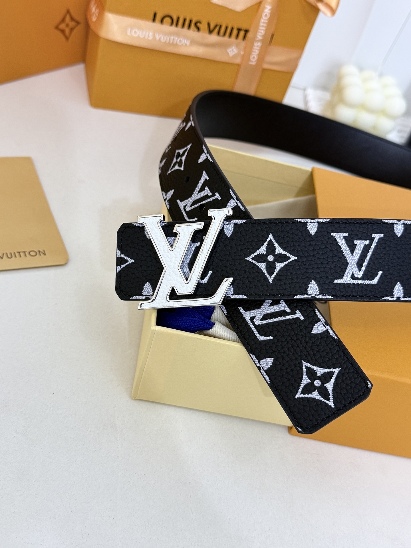 LV黑白满花大logo板扣皮带｜40mm标准宽度        荔枝粒面耐磨带身，搭配顺滑柔润真皮内里，触感扎实高级，立
