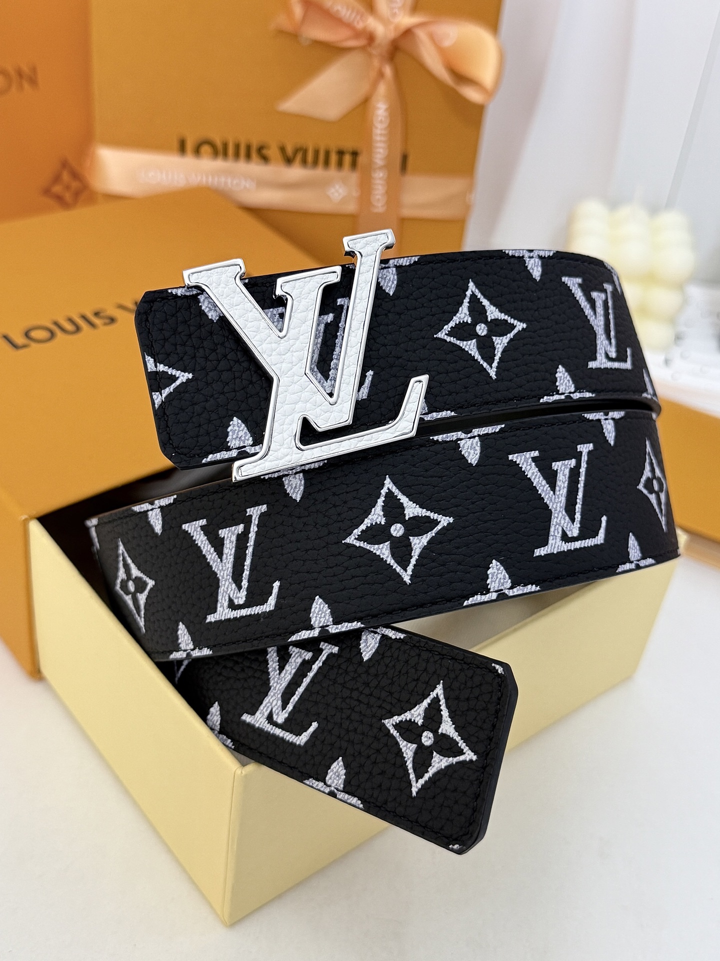 LV黑白满花大logo板扣皮带｜40mm标准宽度        荔枝粒面耐磨带身，搭配顺滑柔润真皮内里，触感扎实高级，立
